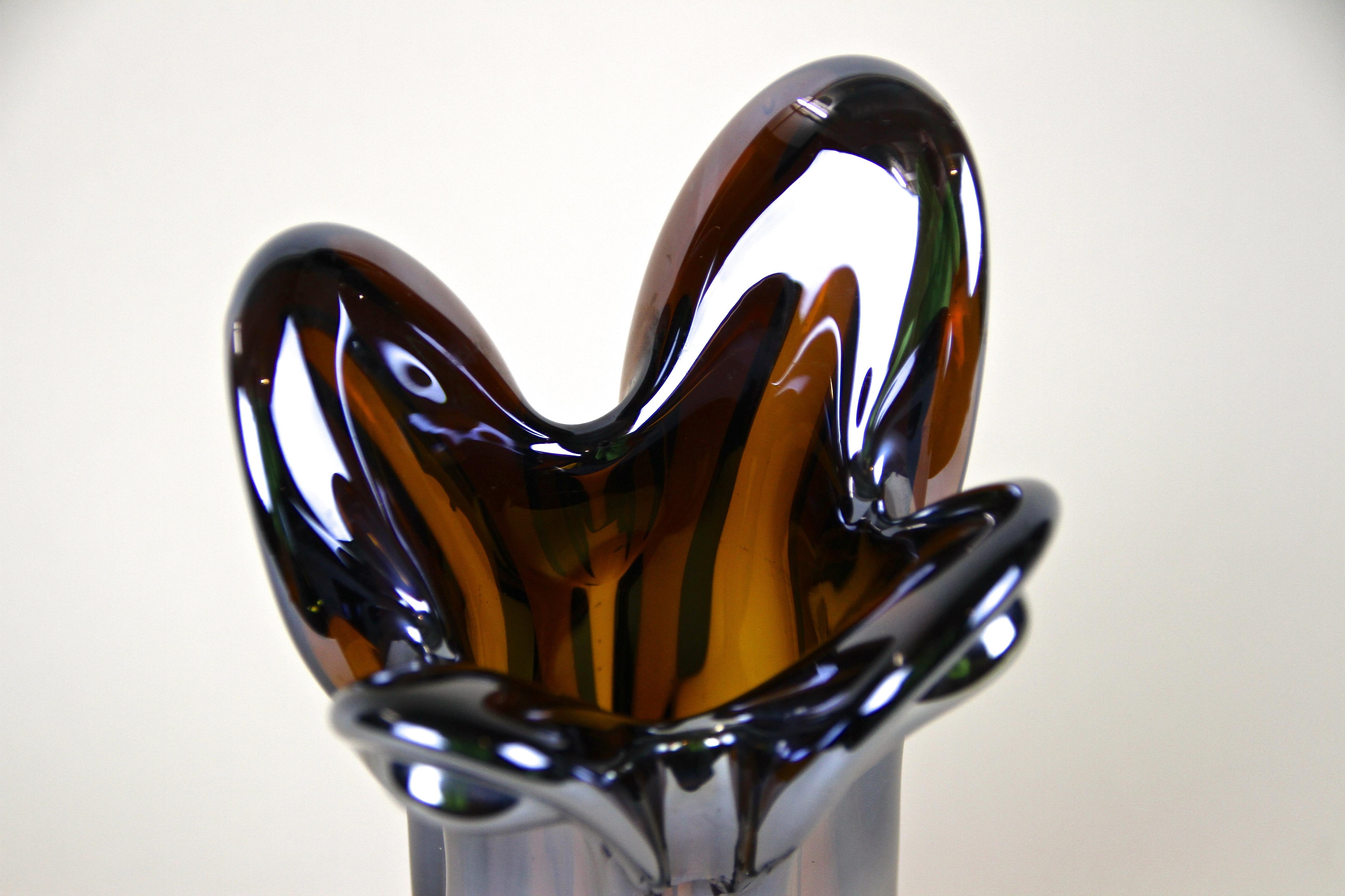 Vetro di Murano Vaso in vetro di Murano iridescente color ambra con effetto cromato, Italia circa 1970 in vendita