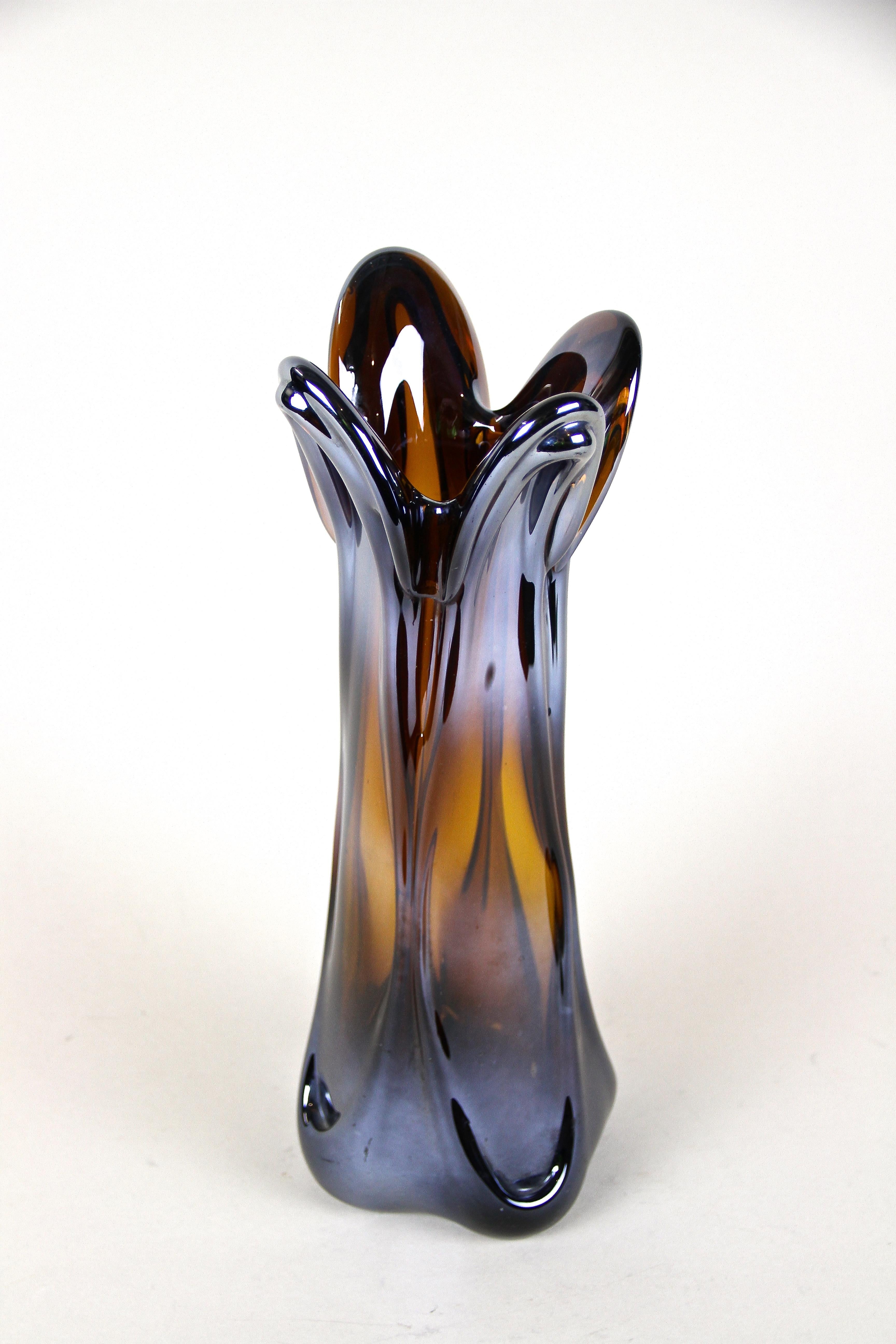 Iridiscent Murano Glass Vase Amber Colored with Chrome Effect, Italy circa 1970 For Sale 3