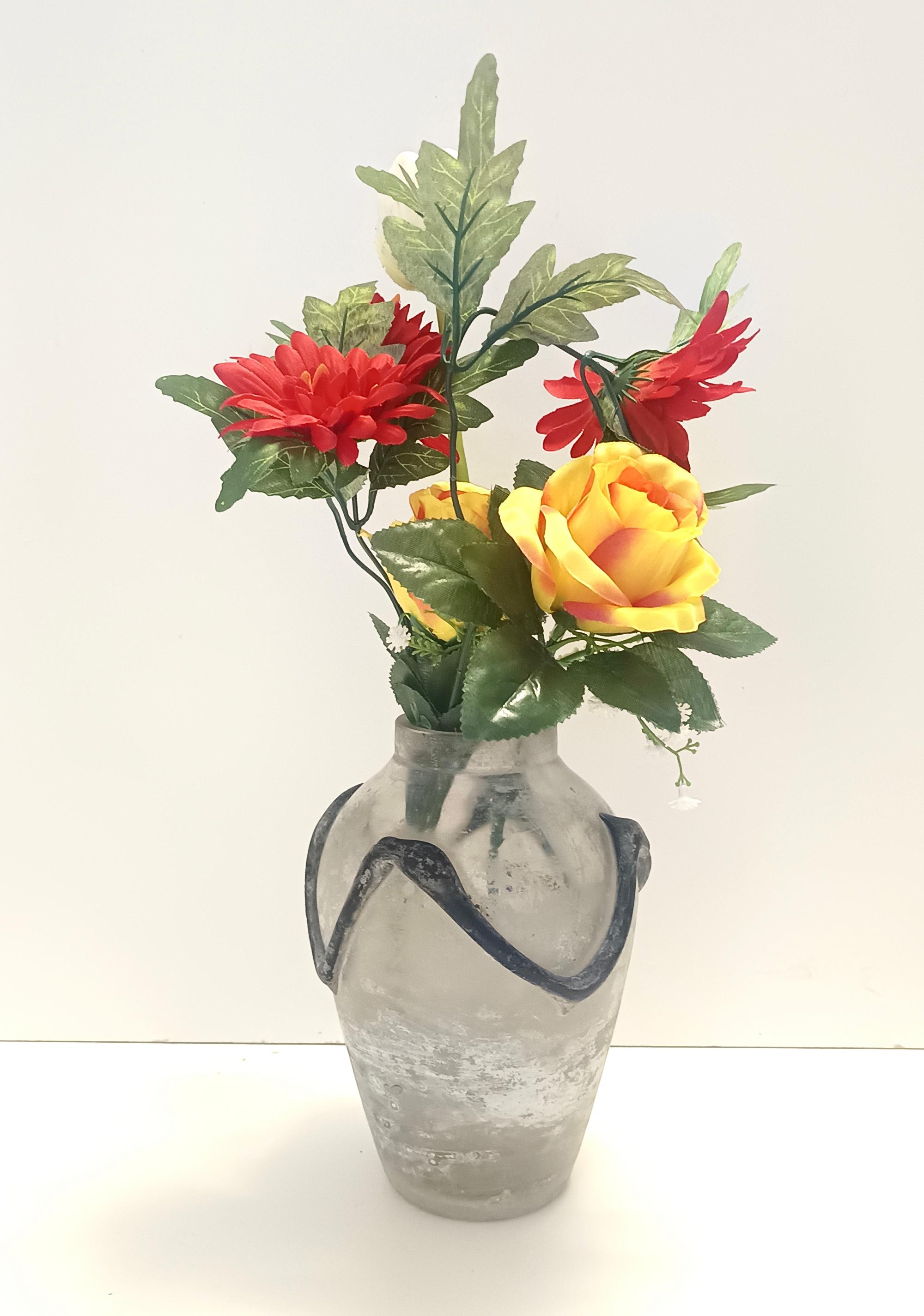 Hergestellt in Italien, 1960er Jahre. 
Diese Vase aus transparentem (leicht irisierendem) und schwarzem mundgeblasenem Scavo-Glas aus Murano wird Cenedese zugeschrieben.
Cenedese stellte Glasvasen her, die im Vergleich zu anderen Glasherstellern