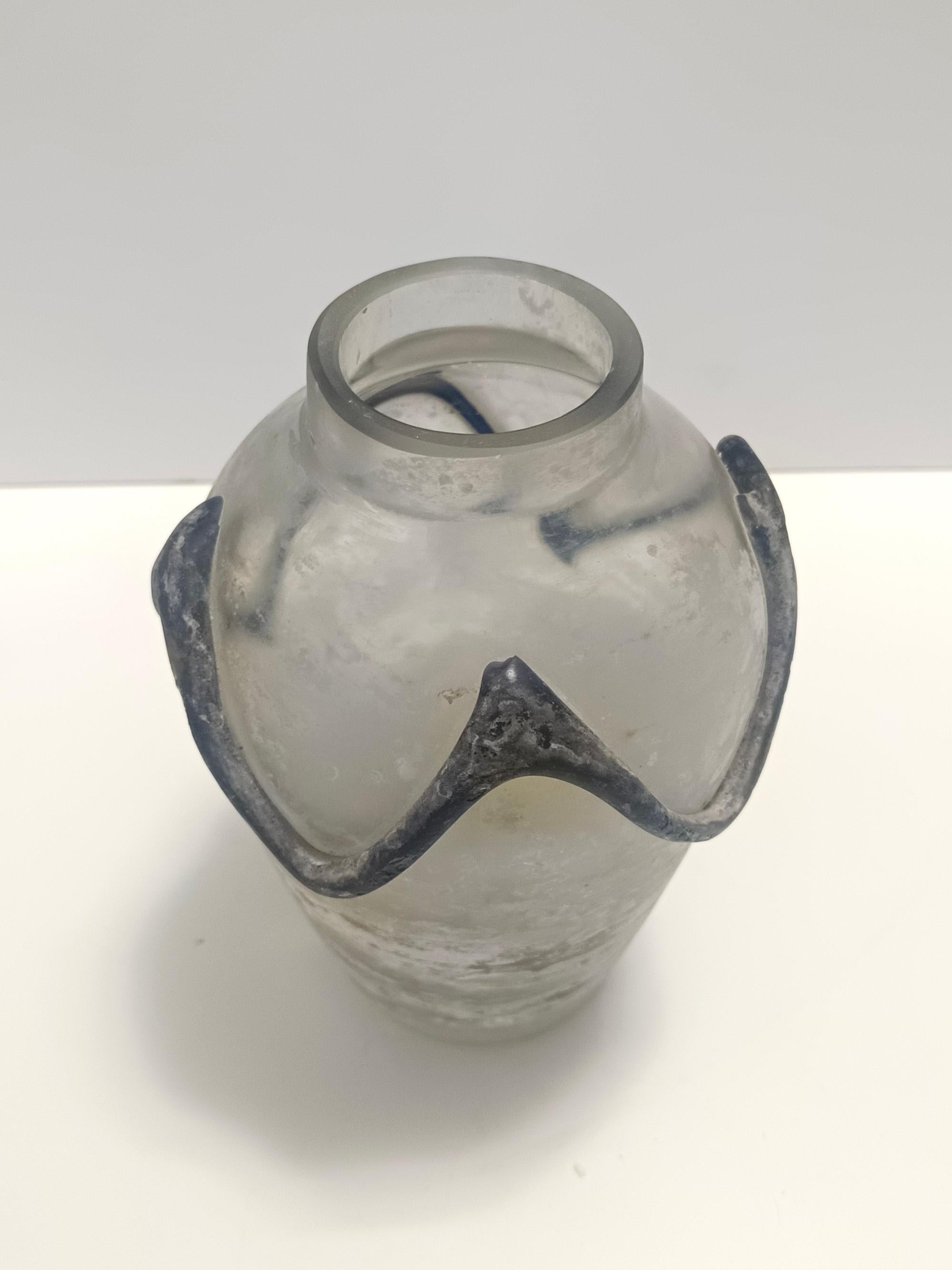 Iridiscent Transparente und schwarze Scavo-Glasvase aus Scavo-Glas, Cenedese, Italien (Mitte des 20. Jahrhunderts) im Angebot