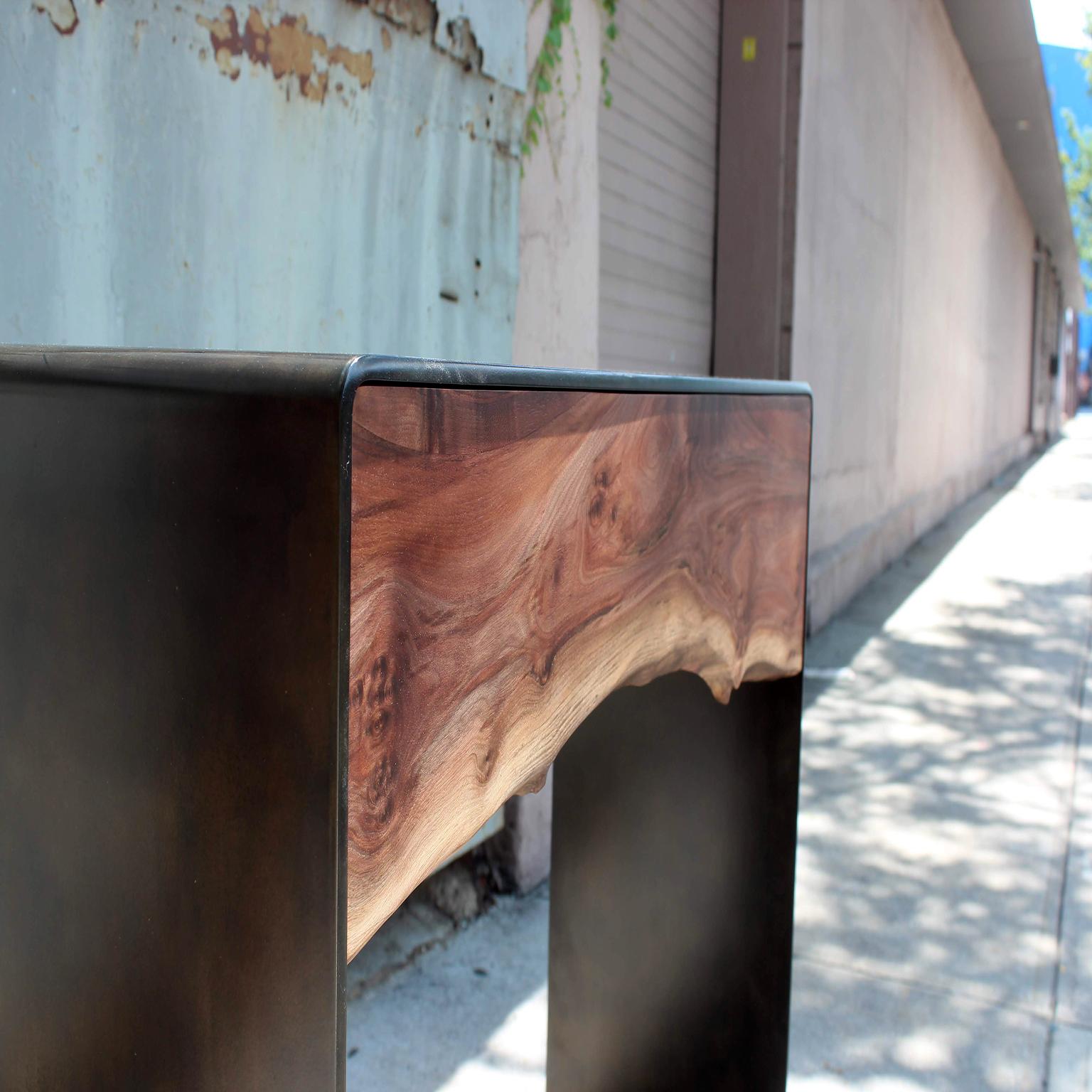 The Iriguchi Console provides a Minimalist design,
His live edge drawer surrounded by the steel highlight the beauty of the wood, the natural shape and color.
 