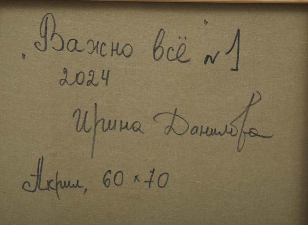 Dieses dynamische Kunstwerk ist ein Diptychon, das aus zwei Leinwänden besteht, die beide vor Energie und abstraktem Expressionismus strotzen. Der Künstler verwendet eine überwiegend monochromatische Palette, in der sich verschiedene Schwarz-, Grau-