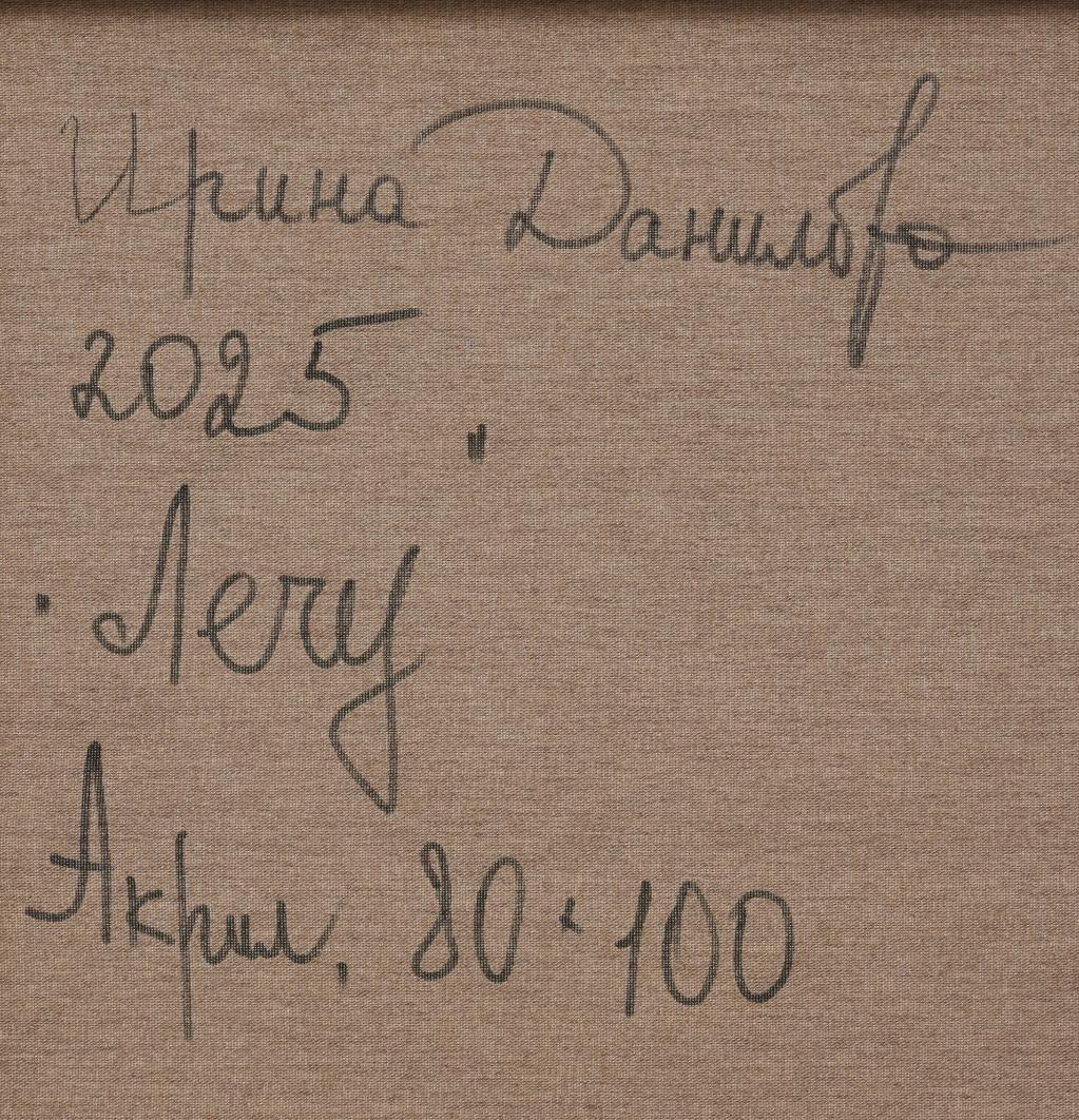 Dieses abstrakte Kunstwerk fesselt die Aufmerksamkeit des Betrachters durch sein lebhaftes Zusammenspiel von Blau- und Goldtönen. Die Leinwand ist ein dynamischer Strudel aus tiefen Indigotönen, azurblauen Farben und goldenen Farbtupfern, die ein