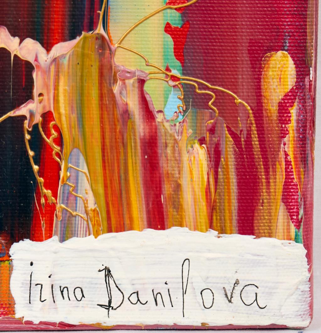 Dieses dynamische abstrakte Gemälde, eine auffallende Verschmelzung von lebhaften Farben und kühnen Strukturen, strahlt Energie und Bewegung aus. Dominiert von einem lebhaften Zusammenspiel von Blau-, Orange- und Rottönen, entsteht eine Symphonie