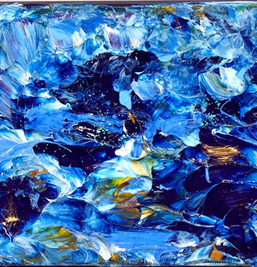 Dieses vibrierende Triptychon strotzt nur so vor ausdrucksstarker Energie, wobei jede Tafel durch dynamische Farbpaletten ihre eigene einzigartige Stimmung ausstrahlt. Das obere Paneel wird von warmen, erdigen Tönen dominiert, die sich mit