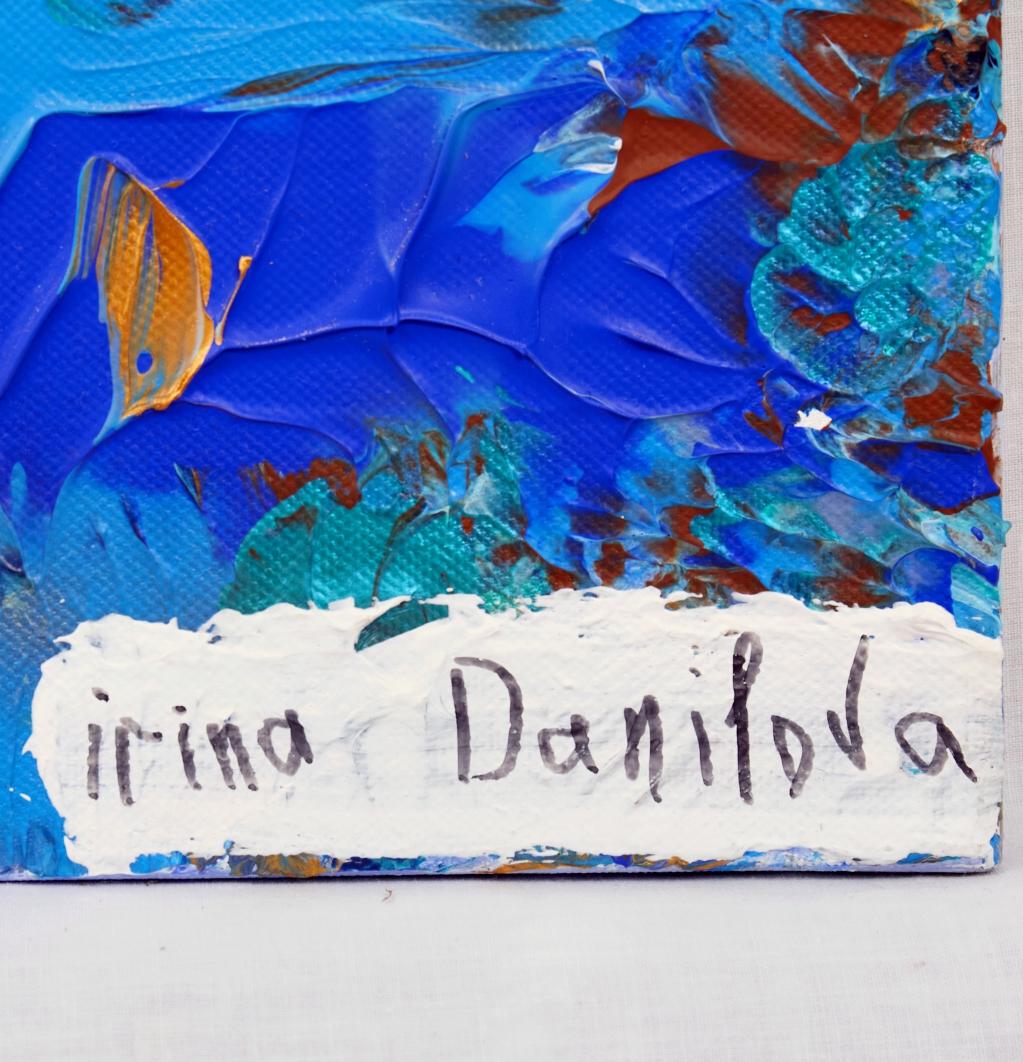 Dieses Kunstwerk ist eine lebhafte Explosion von Blau-, Weiß- und Erdtönen, die den Betrachter mit ihrer dynamischen Energie und den komplizierten Texturen in ihren Bann zieht. Die Leinwand ist eine Sinfonie der Farben, in der breite, kräftige