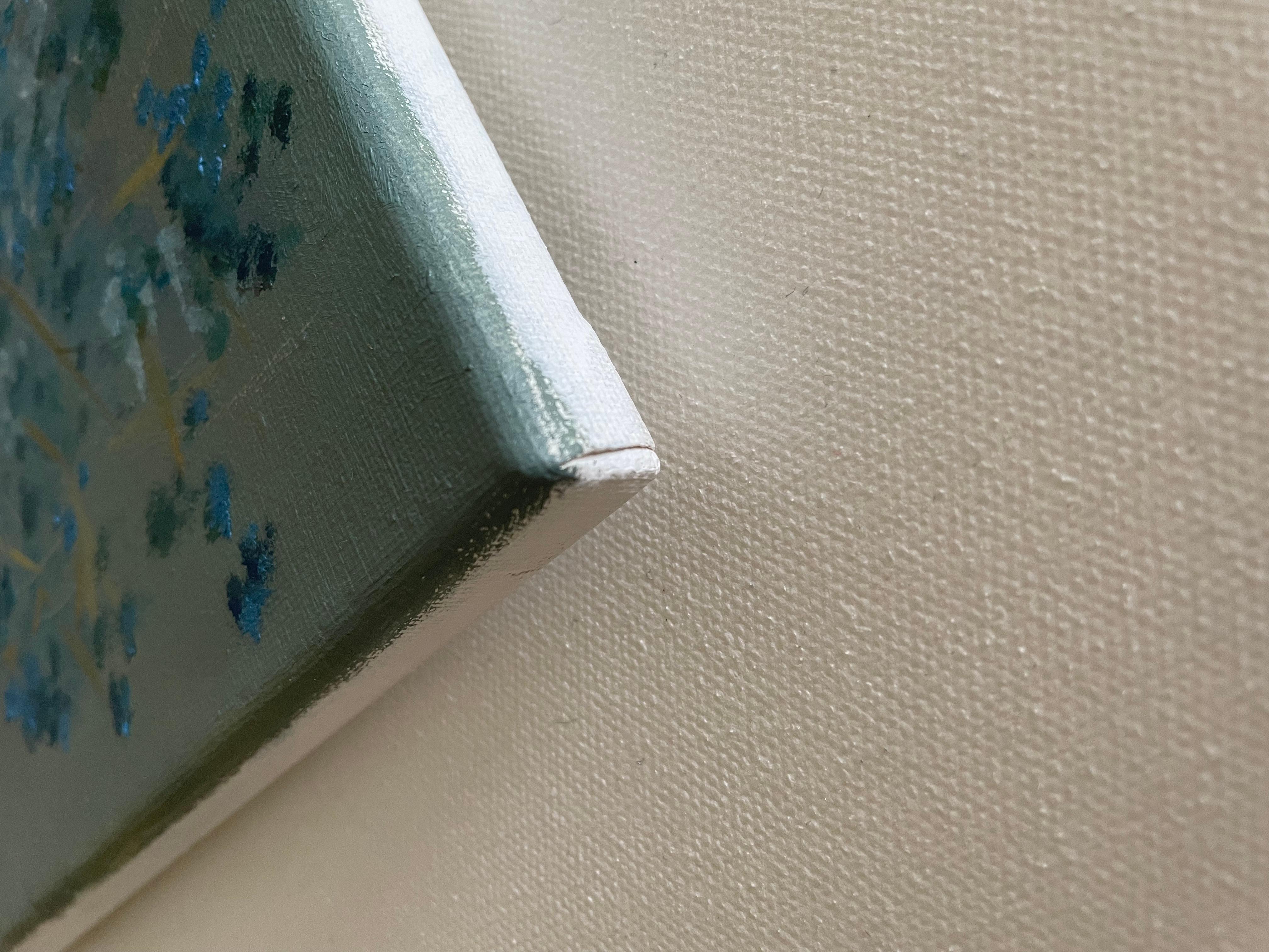 Questa composizione rustica di natura morta, intitolata Blue Harmony, presenta fiori blu e bianchi disposti con un gruppo di vasi di ceramica. La tavolozza morbida di blu, bianchi e toni della terra aggiunge un effetto rilassante. Venduta senza
