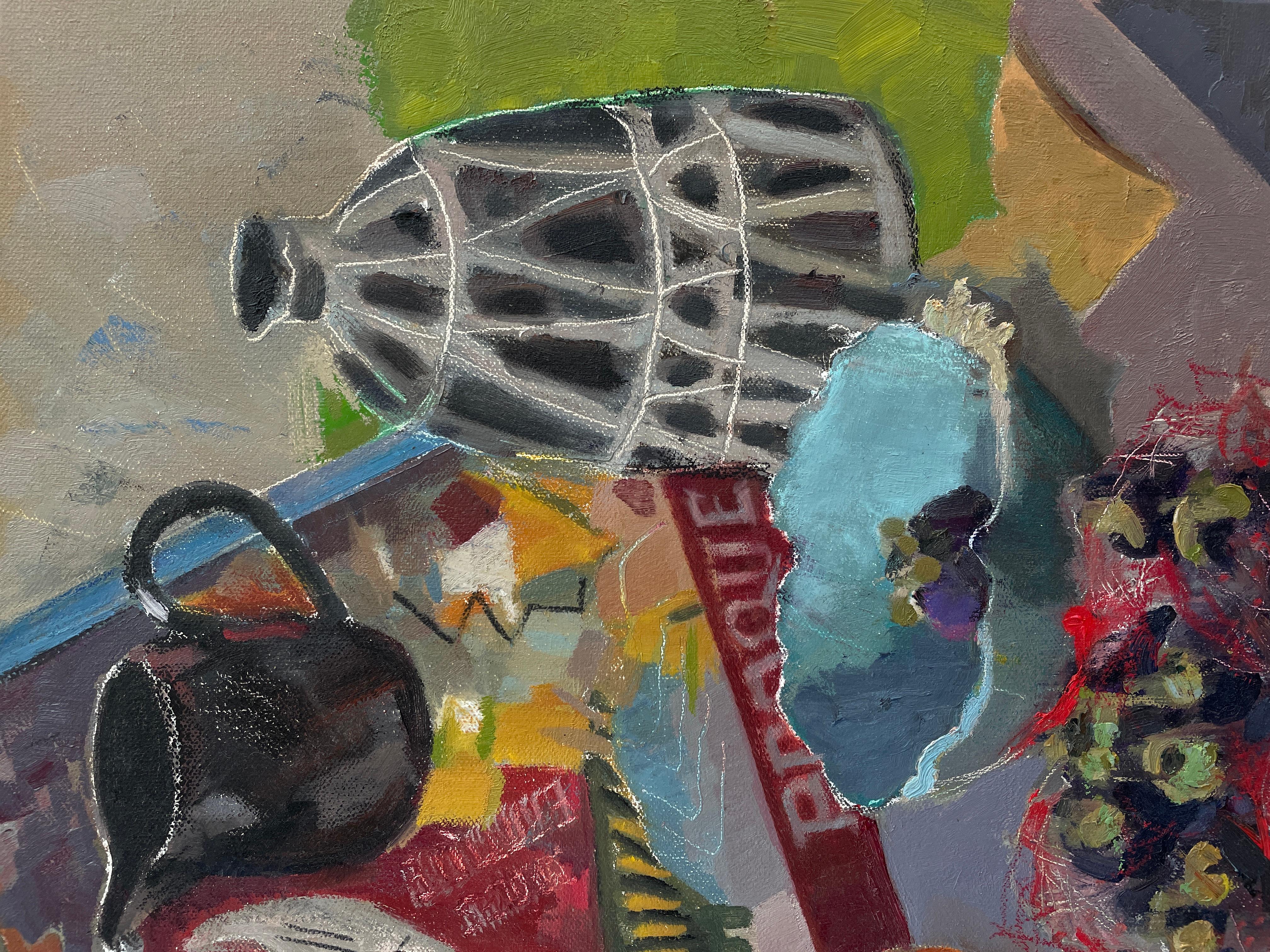 Dieses lebendige und dynamische Stillleben ist eine moderne Hommage an Georges Braque, eine Pionierfigur des Kubismus. Der Künstler integriert meisterhaft Braques charakteristische Bildsprache, indem er kühne geometrische Strukturen mit organischen