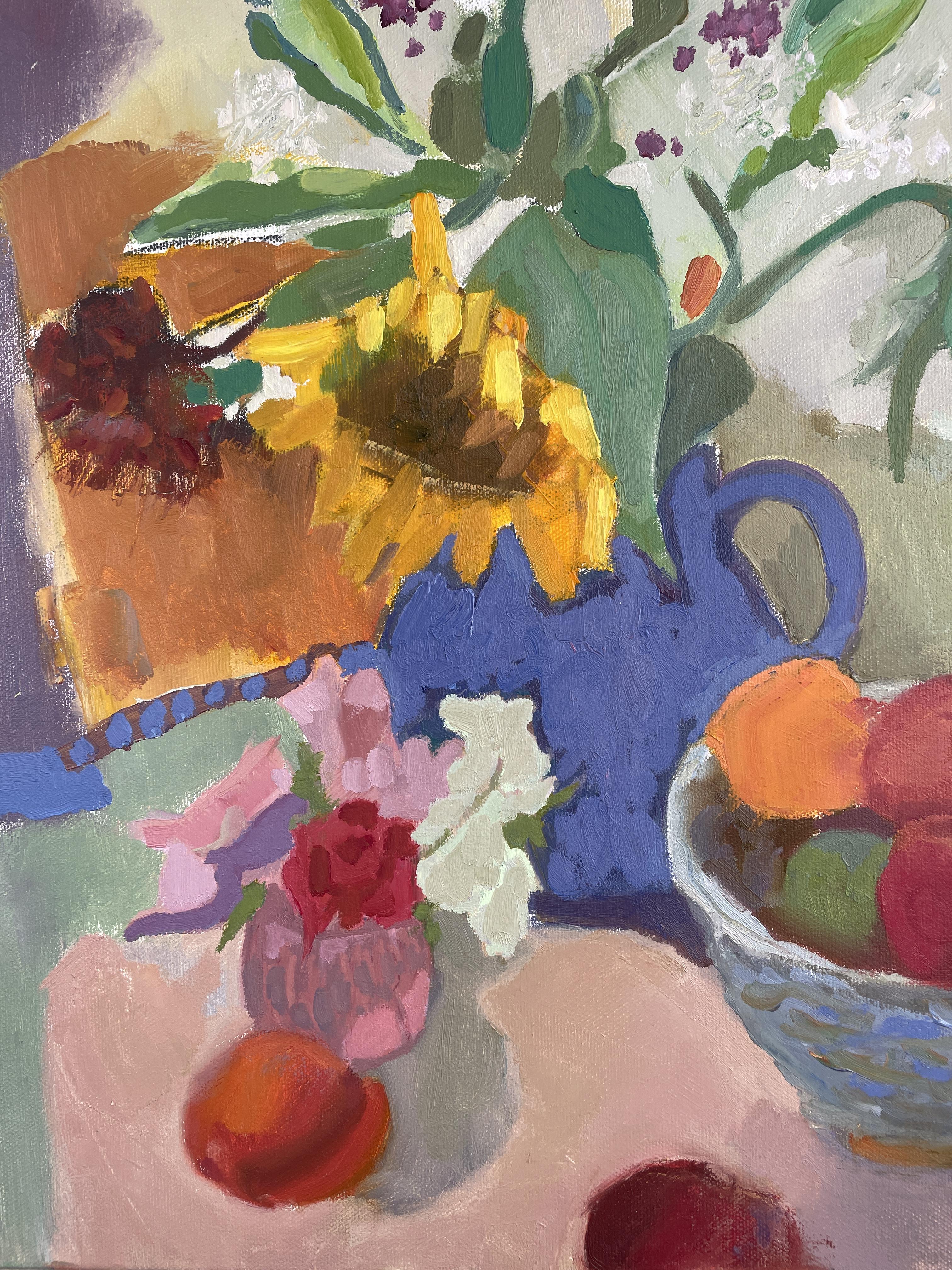 „British Summer“, 2025, Stillleben, vertikal, lebendig, Blumen, Früchte, modern – Painting von Irina Forrester