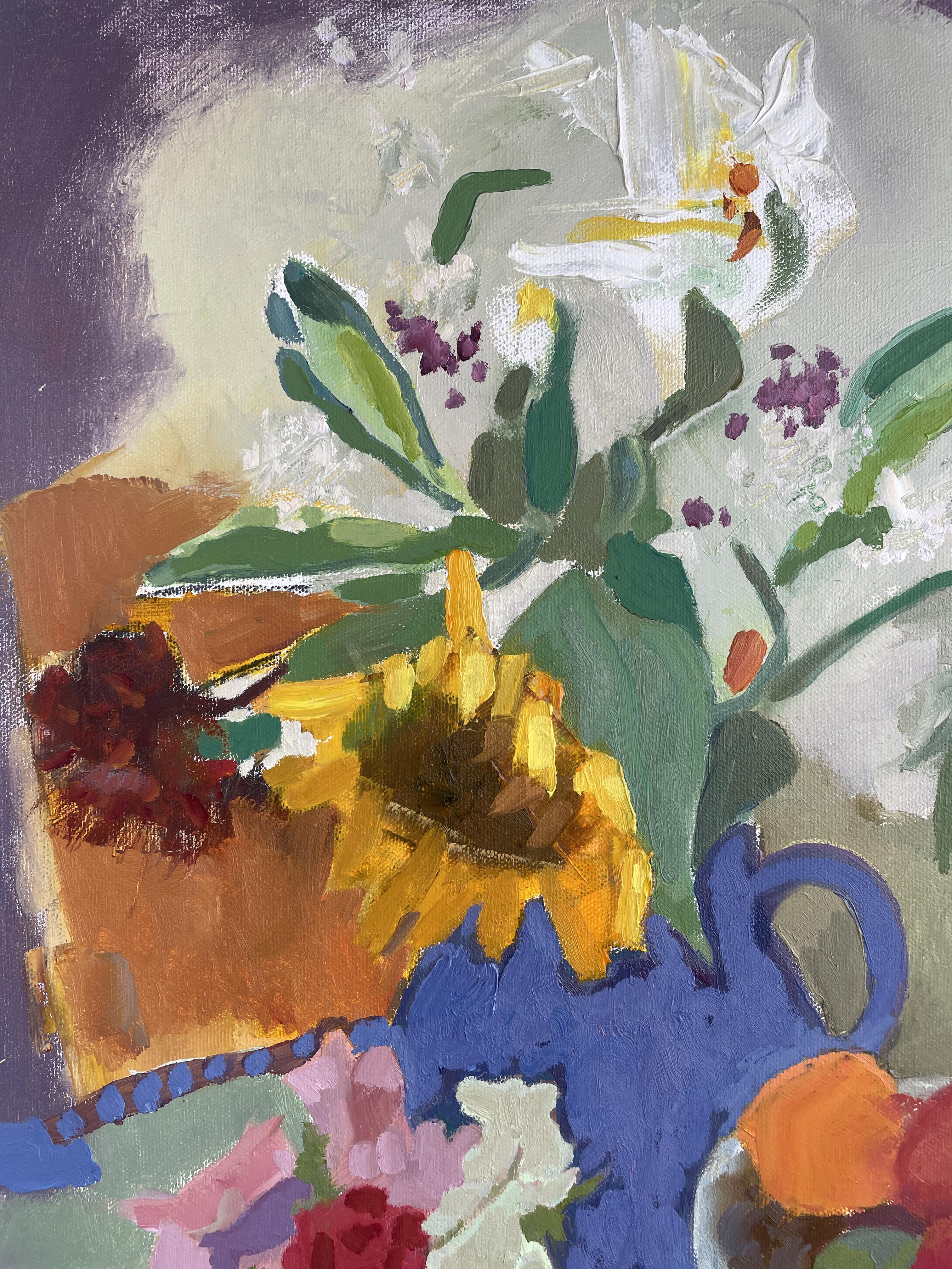 „British Summer“, 2025, Stillleben, vertikal, lebendig, Blumen, Früchte, modern (Zeitgenössisch), Painting, von Irina Forrester