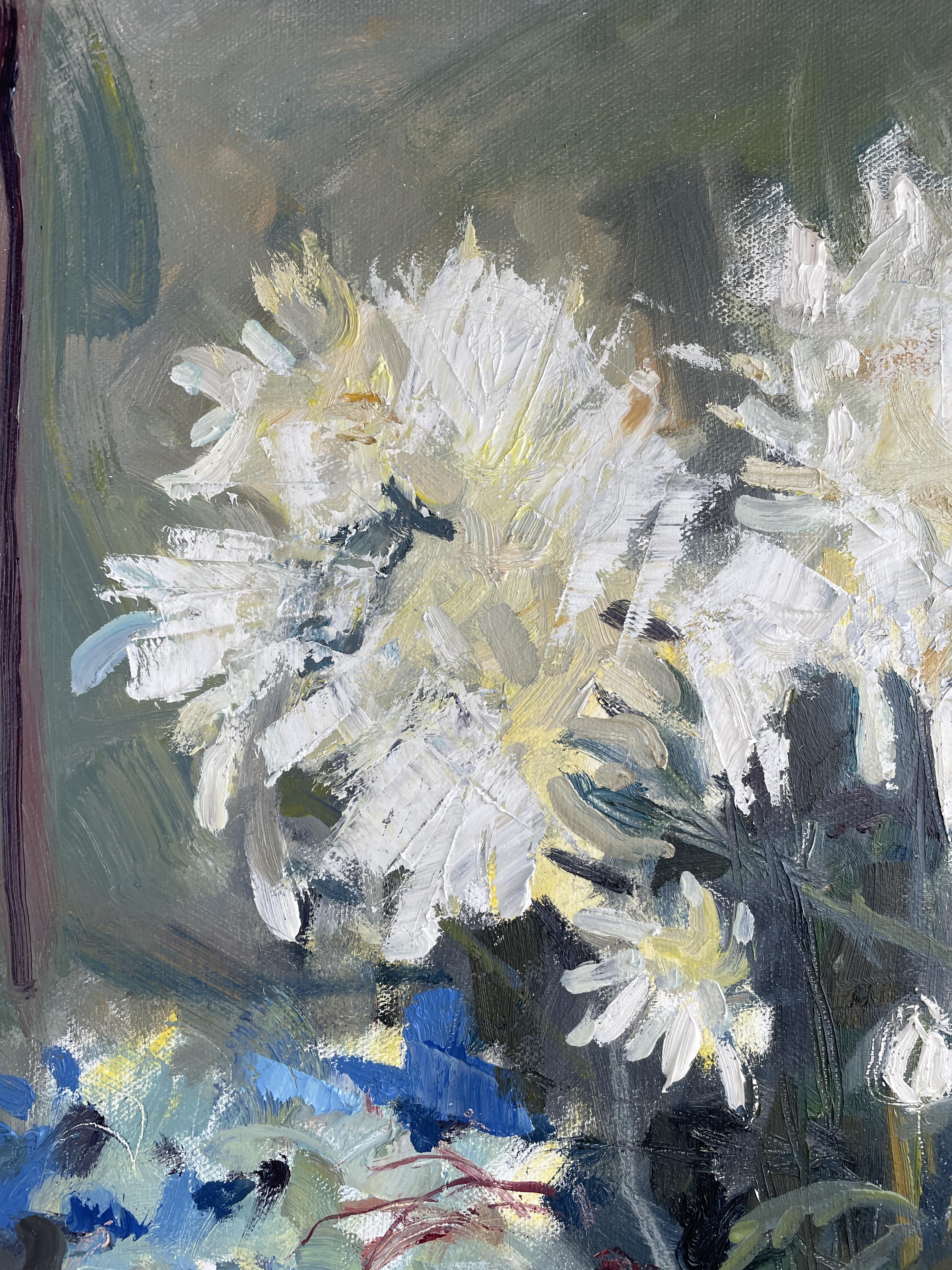 Expression bleue, fleurs, bleue, expressive, verticale, hortensia - Gris Still-Life Painting par Irina Forrester