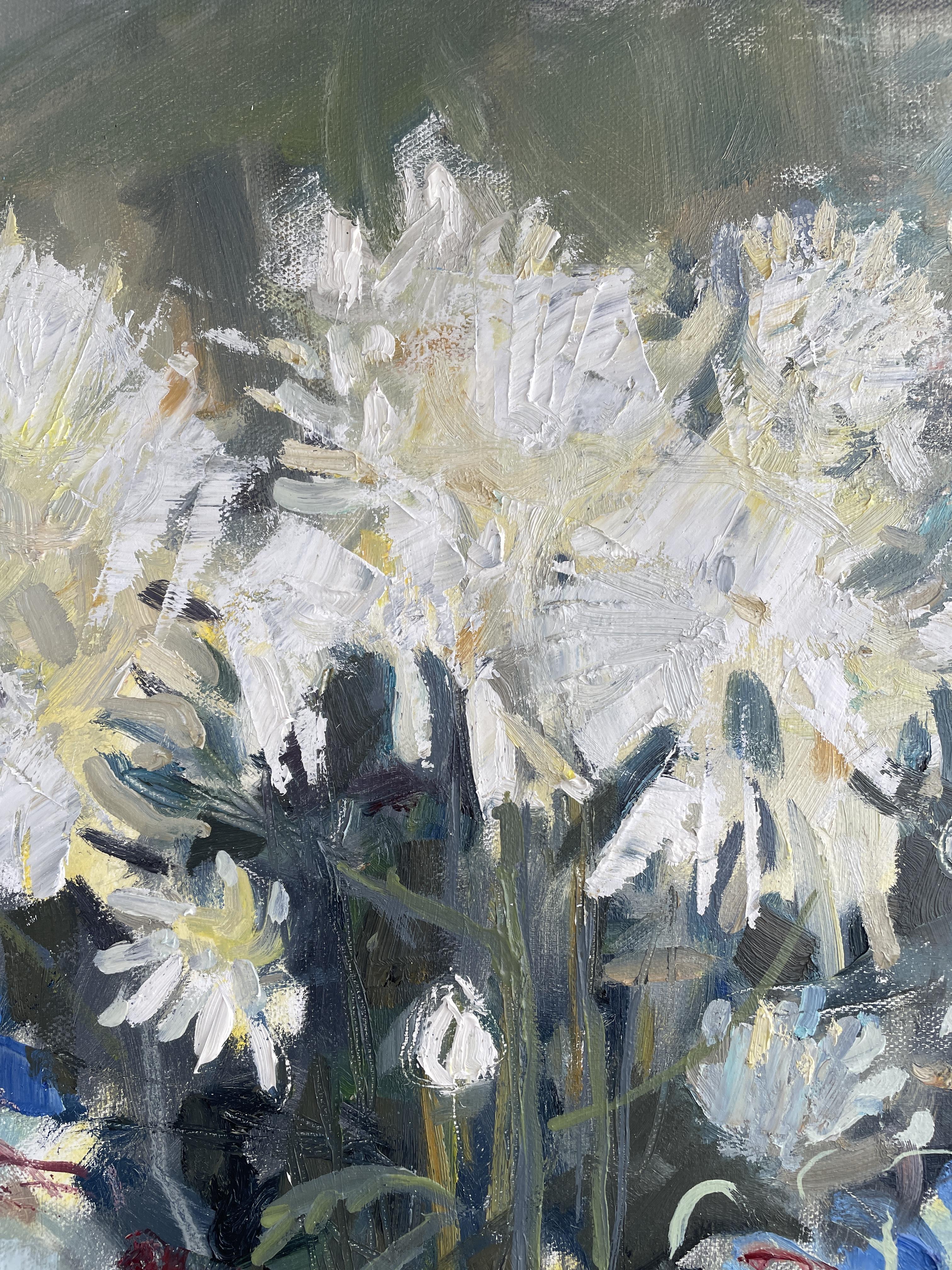 Cette peinture à l'huile saisissante présente une composition vibrante de chrysanthèmes blancs et d'hortensias bleus, rehaussée de délicates baies d'hypericum rouges et d'un feuillage vert luxuriant. Des coups de pinceau audacieux et amples et des