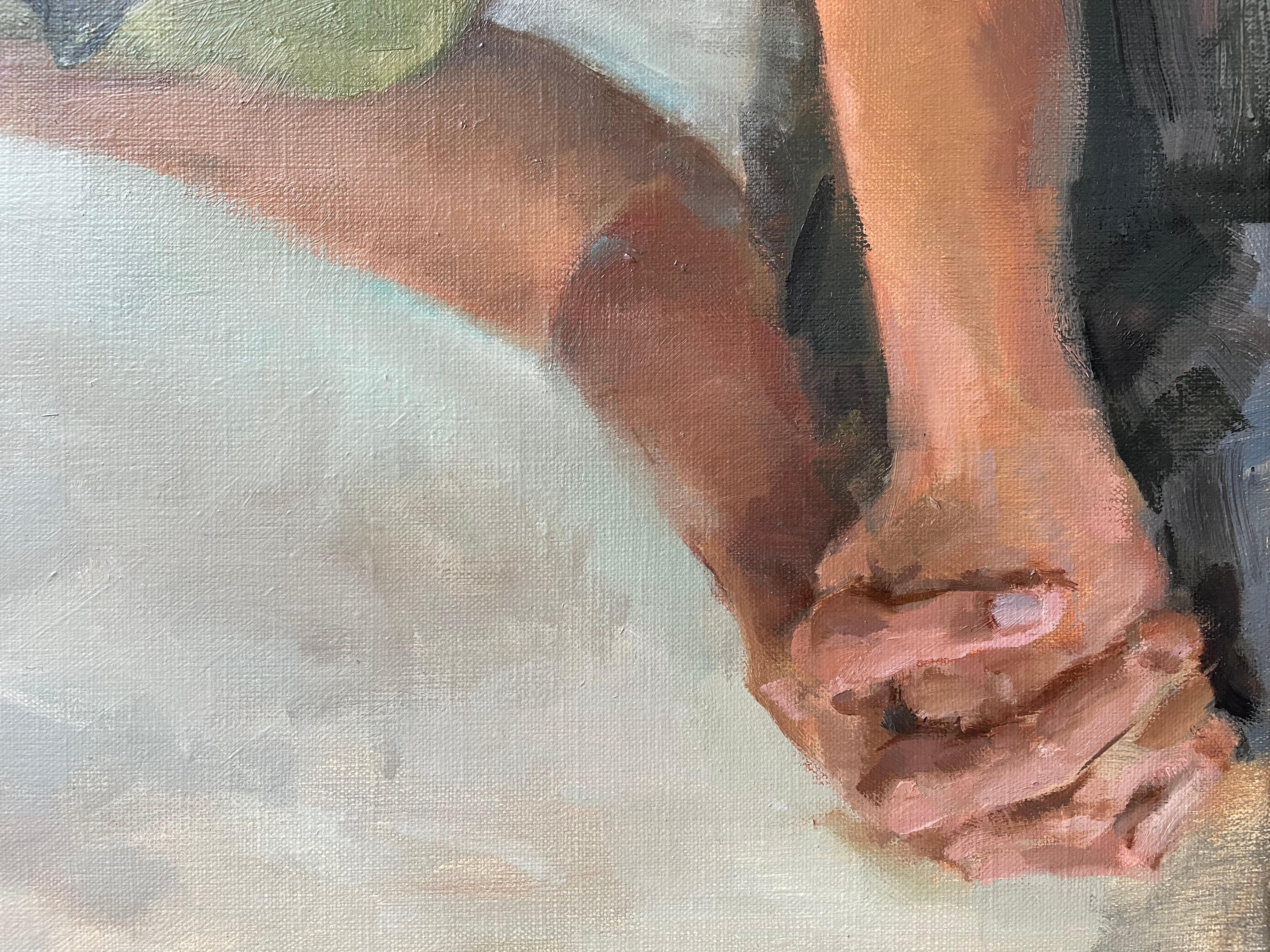 Portrait à l'huile d'une jeune femme de profil, qui semble perdue dans ses pensées. Le sujet est représenté avec les mains jointes et une expression contemplative, vêtu d'un haut vert qui s'harmonise avec le fond doux et atténué de tons bleus et