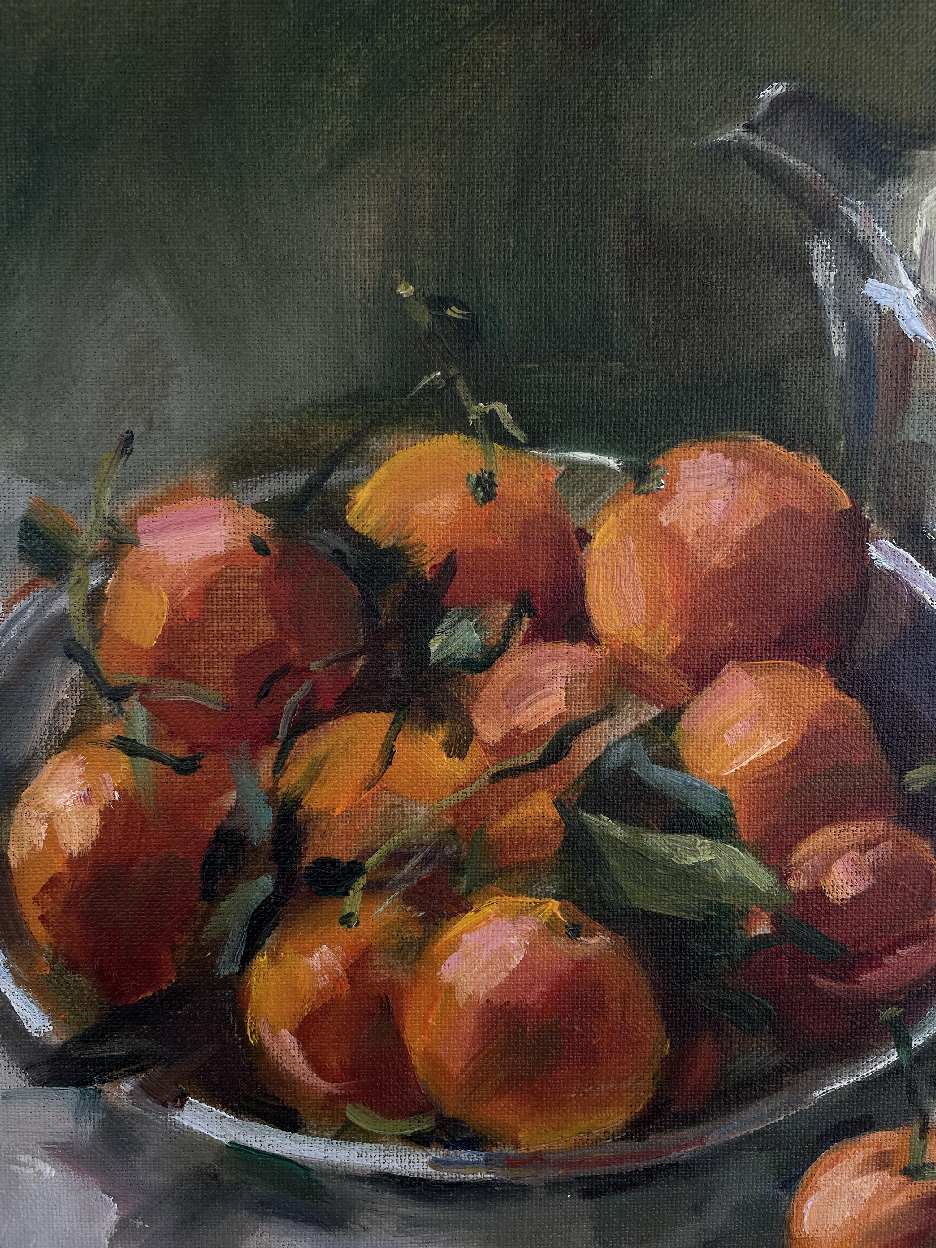 Cette exquise peinture à l'huile capture la chaleur et la richesse d'une nature morte classique, présentant un bol d'oranges avec des feuilles vertes luxuriantes, élégamment disposées à côté d'un pichet en argent réfléchissant. L'artiste joue