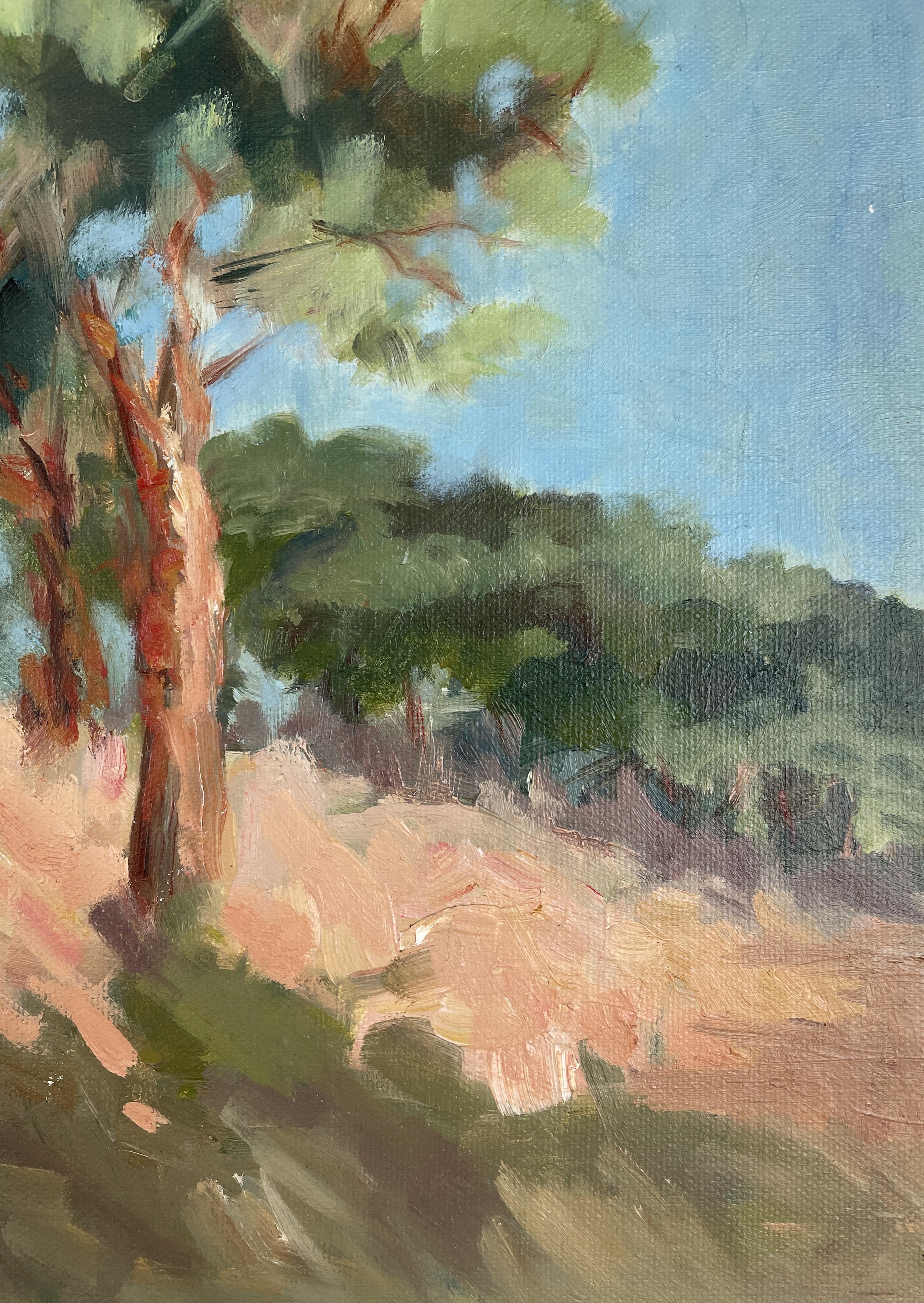 Die Künstlerin malt gerne vor Ort und reist oft mit Staffelei in den Urlaub. Dieses Pleinair-Gemälde fängt die sonnenbeschienenen Pinien der Algarve ein, deren Stämme in warmen, erdigen Rottönen vor der Frische des grünen Laubes und einem klaren