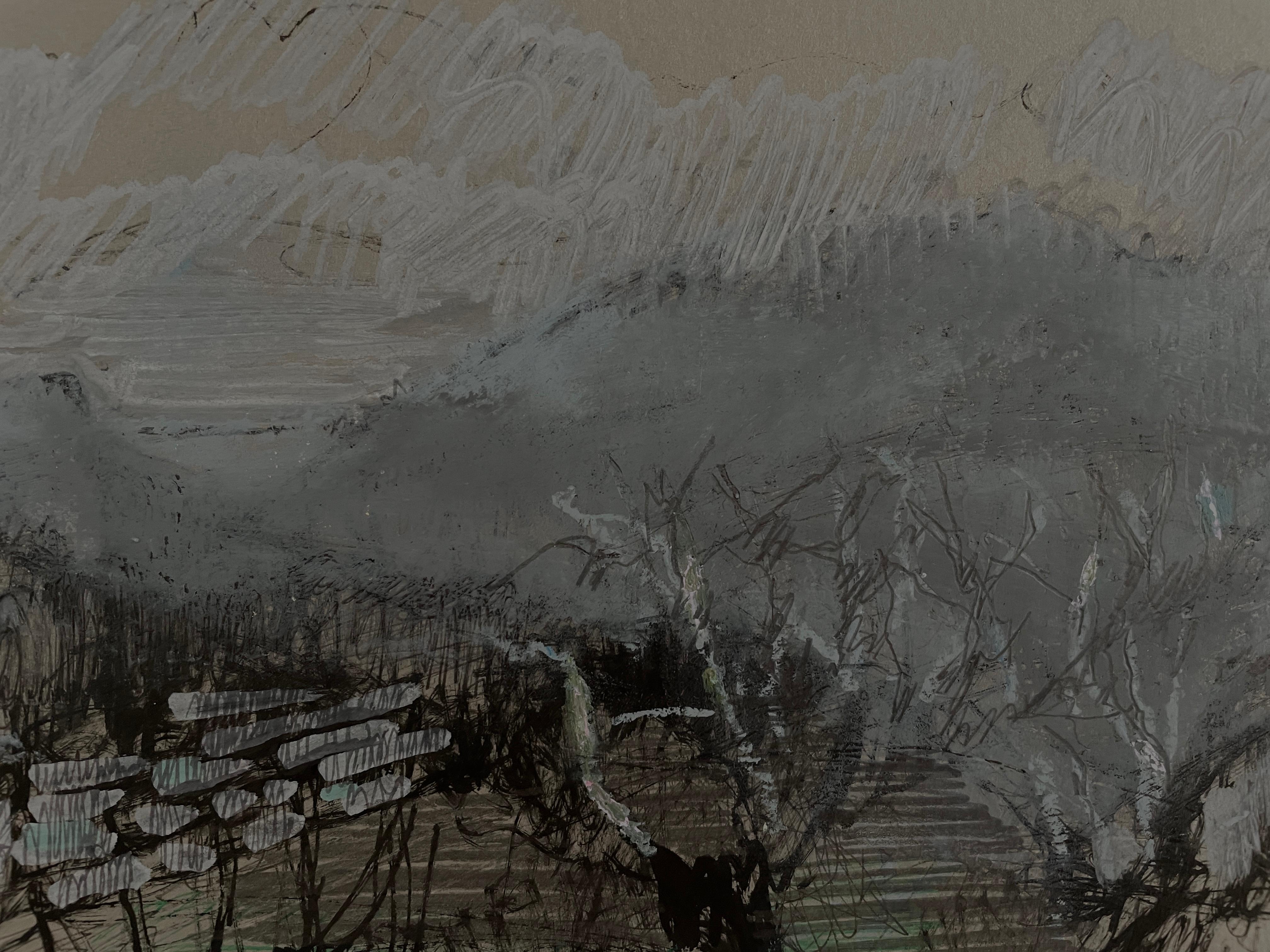 Este evocador boceto en plein air capta la esencia de un frío y húmedo día de primavera en la campiña española. Creada con técnicas mixtas, que incluyen pasteles al óleo, rotuladores acrílicos y lápiz, sobre papel Clairefontaine de tonos grises, la
