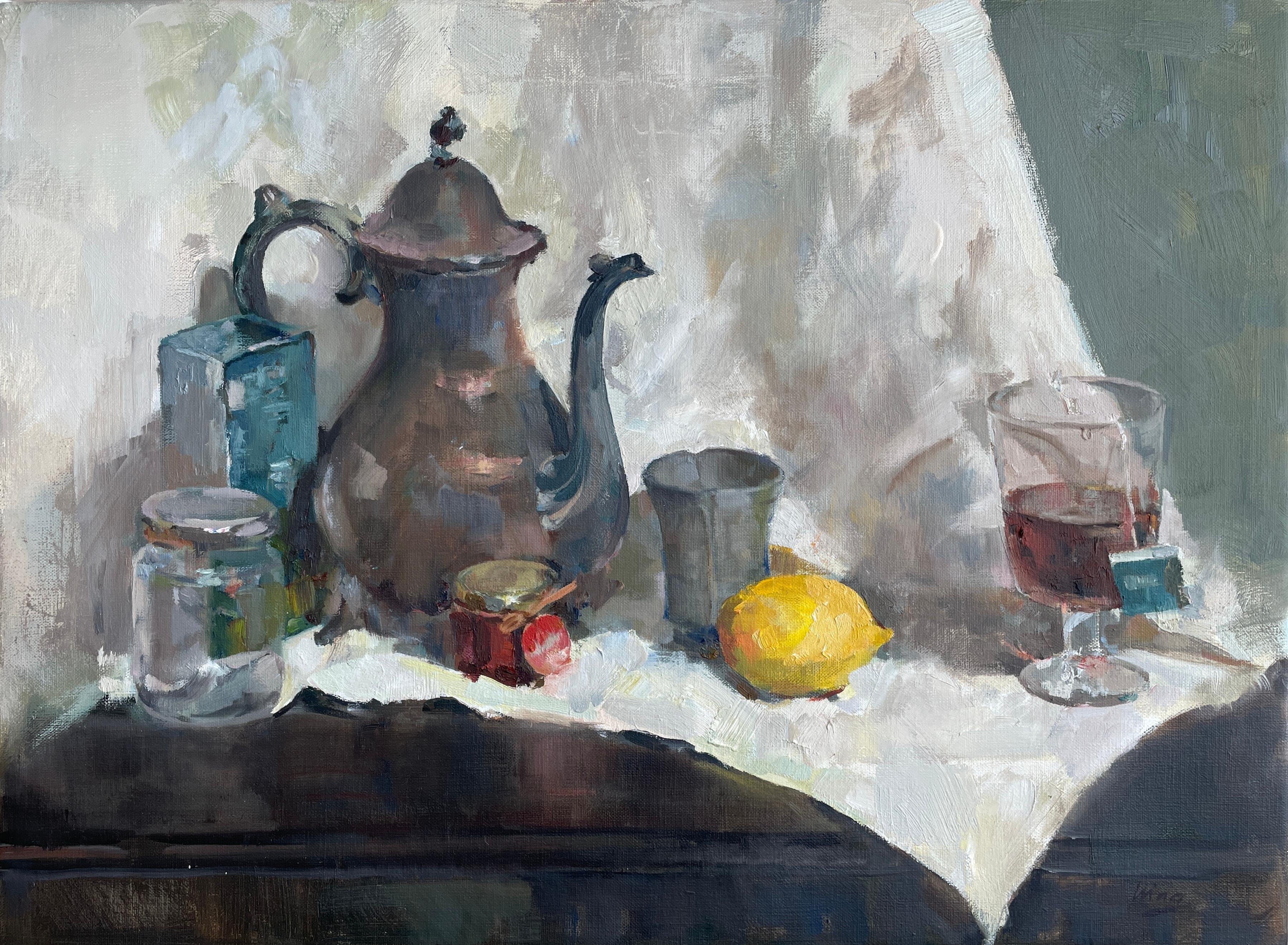 Irina Forrester Still-Life Painting – "Stilleben mit Zitrone und Tee", elegant, neutral, horizontal, klassisch
