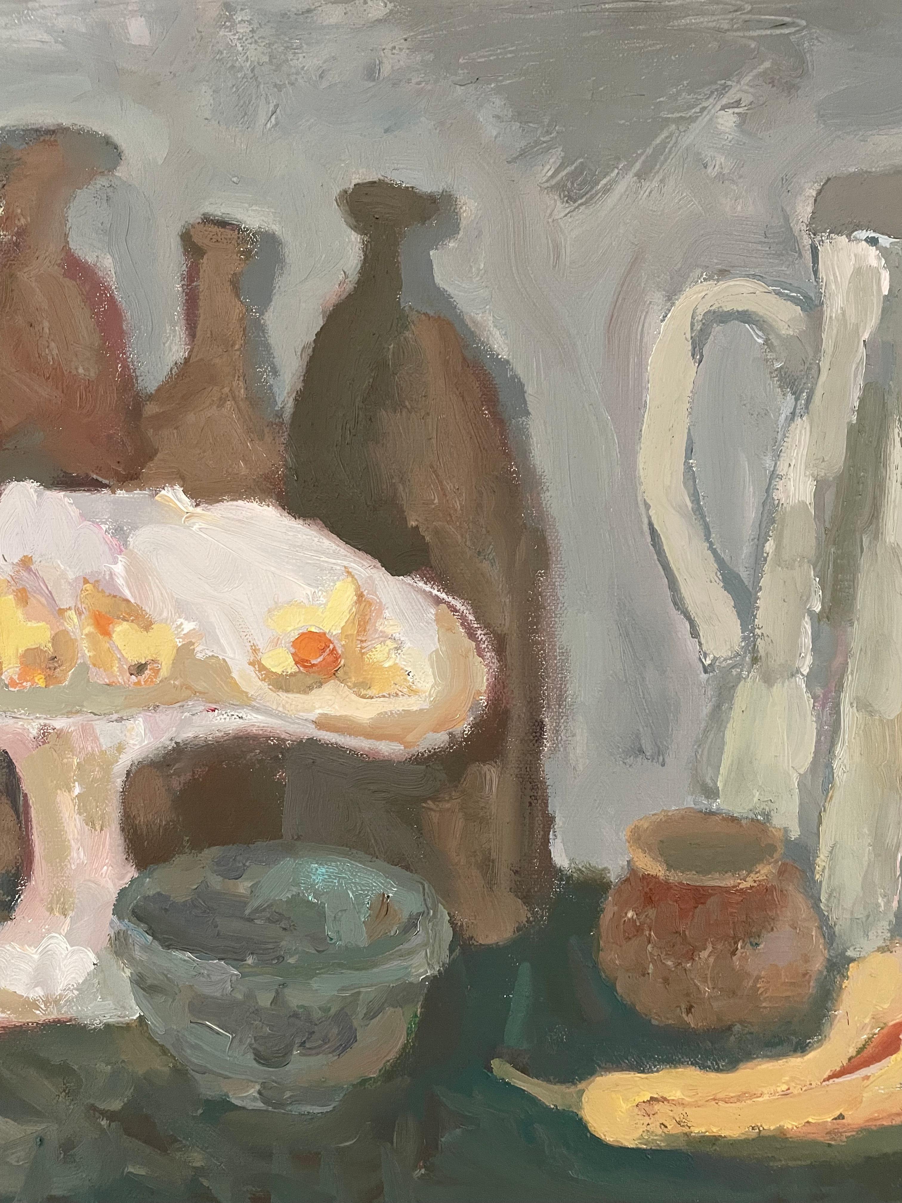 Nature morte à l'huile expressive (non encadrée, 35,5x45x3,5cm) avec une approche impressionniste, présentant une composition de tons de terre sourds et de contrastes subtils. L'œuvre d'art représente un plat blanc sur piédestal contenant quelques