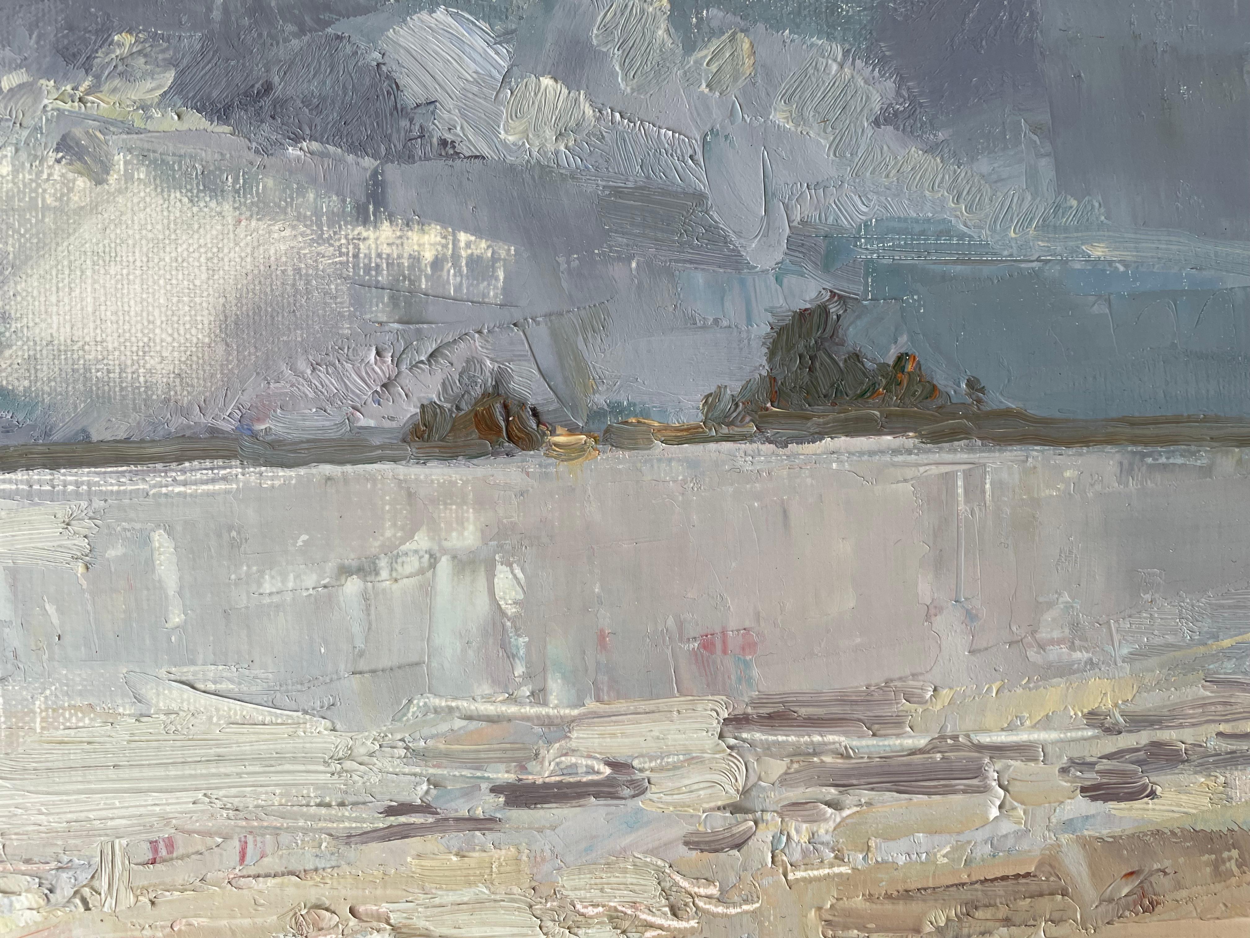 Abstraktes impressionistisches Ölgemälde, das en plein air entstanden ist und die Essenz einer ruhigen Meereslandschaft mit weichen, strukturierten Pinselstrichen und einer ruhigen Palette von Beige-, Creme- und Blautönen einfängt. Im Wettlauf mit