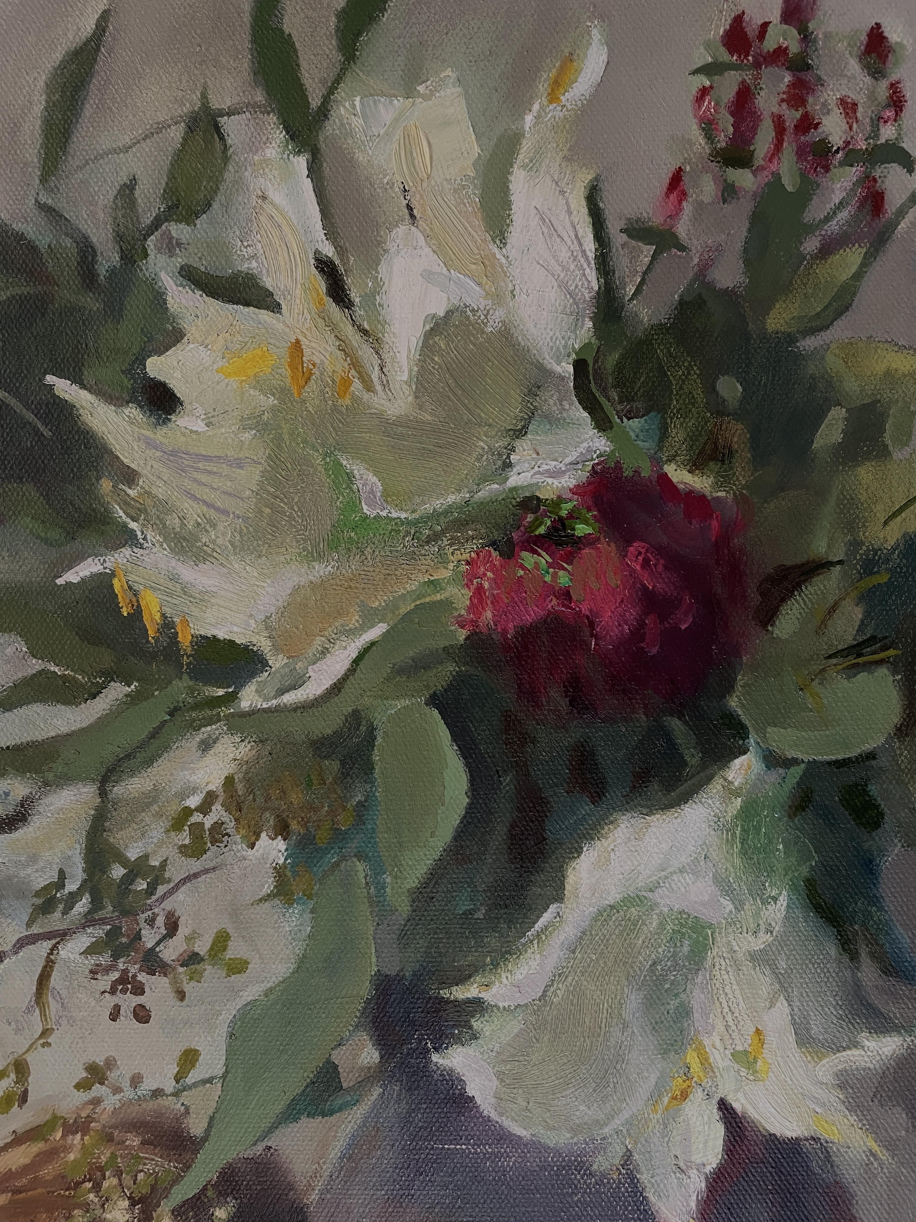 Winterstrauß, Amaryllis, Blumenstillleben, liegend, Öl – Painting von Irina Forrester