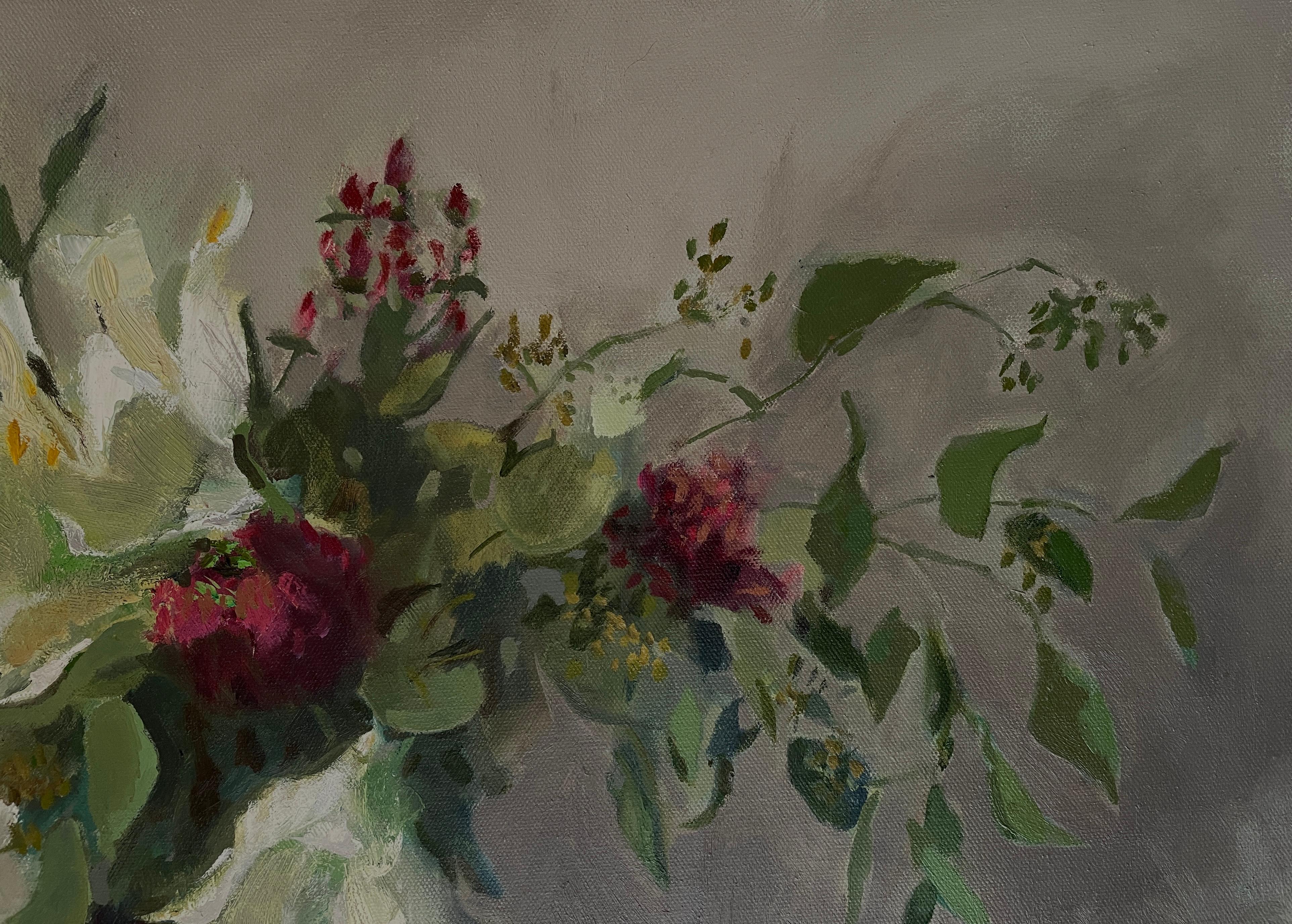 Winterstrauß, Amaryllis, Blumenstillleben, liegend, Öl (Schwarz), Still-Life Painting, von Irina Forrester