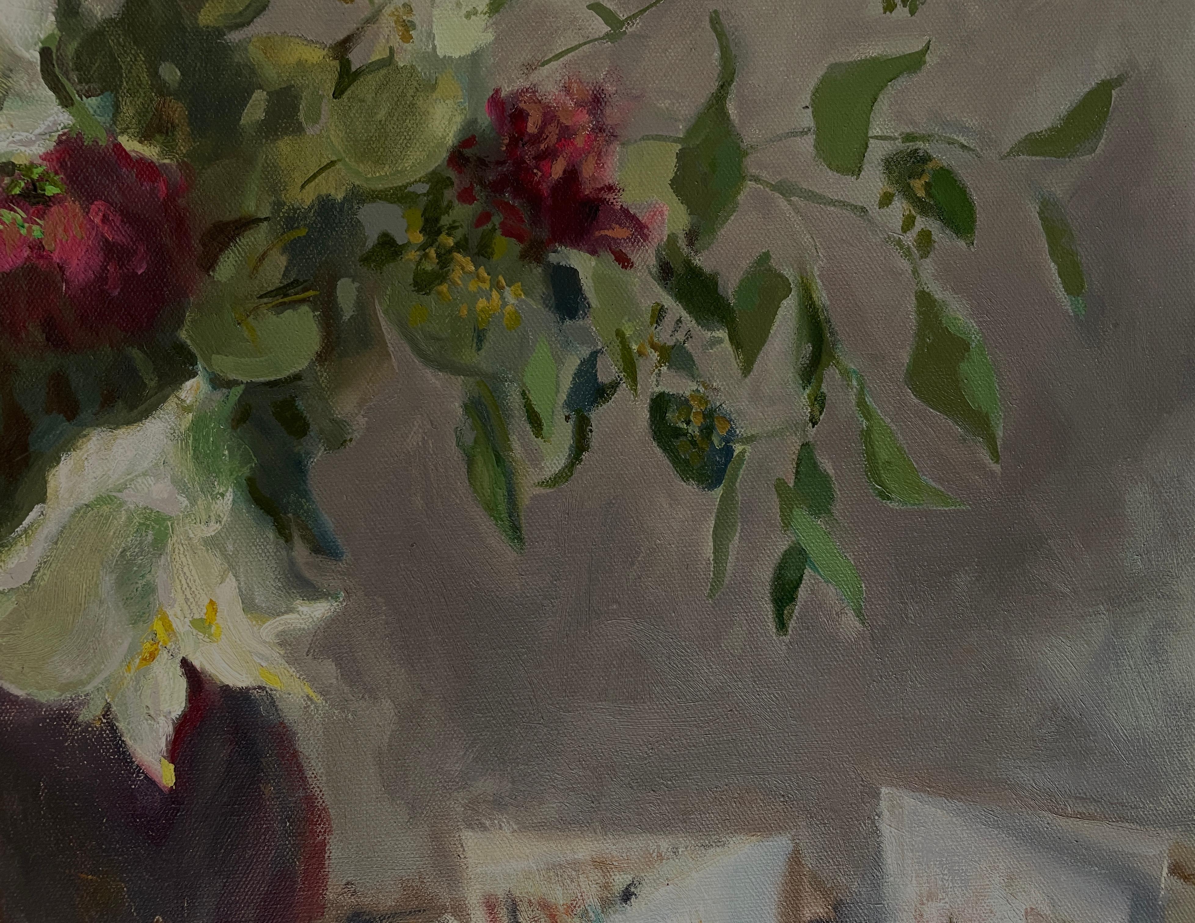 In Winter Bouquet, Amaryllis, fängt Irina Forrester die Wärme und Nostalgie der Weihnachtszeit ein. Jedes Jahr zu Weihnachten versammelt sich die Familie auf dem englischen Land, um das alte Jahr zu verabschieden und das neue zu begrüßen. Eine Vase