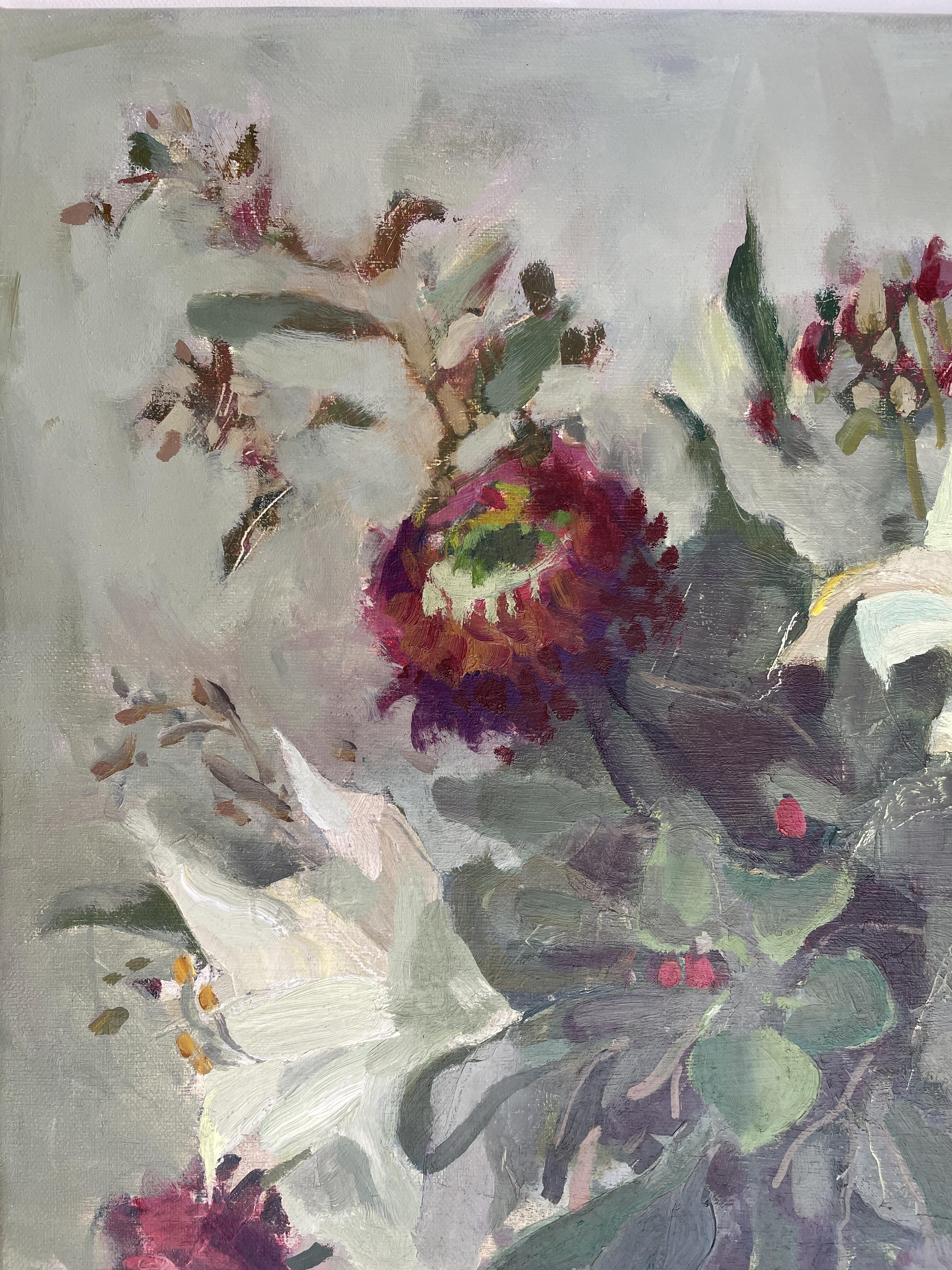 Winterstrauß, Ölblumen, vertikal, stimmungsvoll, Blumen – Painting von Irina Forrester