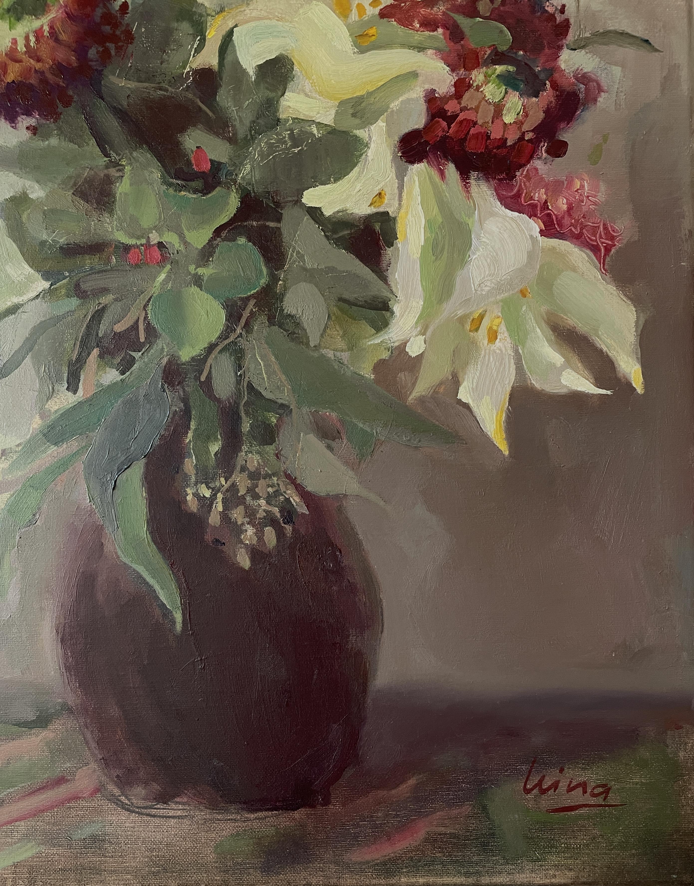 Winterstrauß, Ölblumen, vertikal, stimmungsvoll, Blumen (Grau), Still-Life Painting, von Irina Forrester