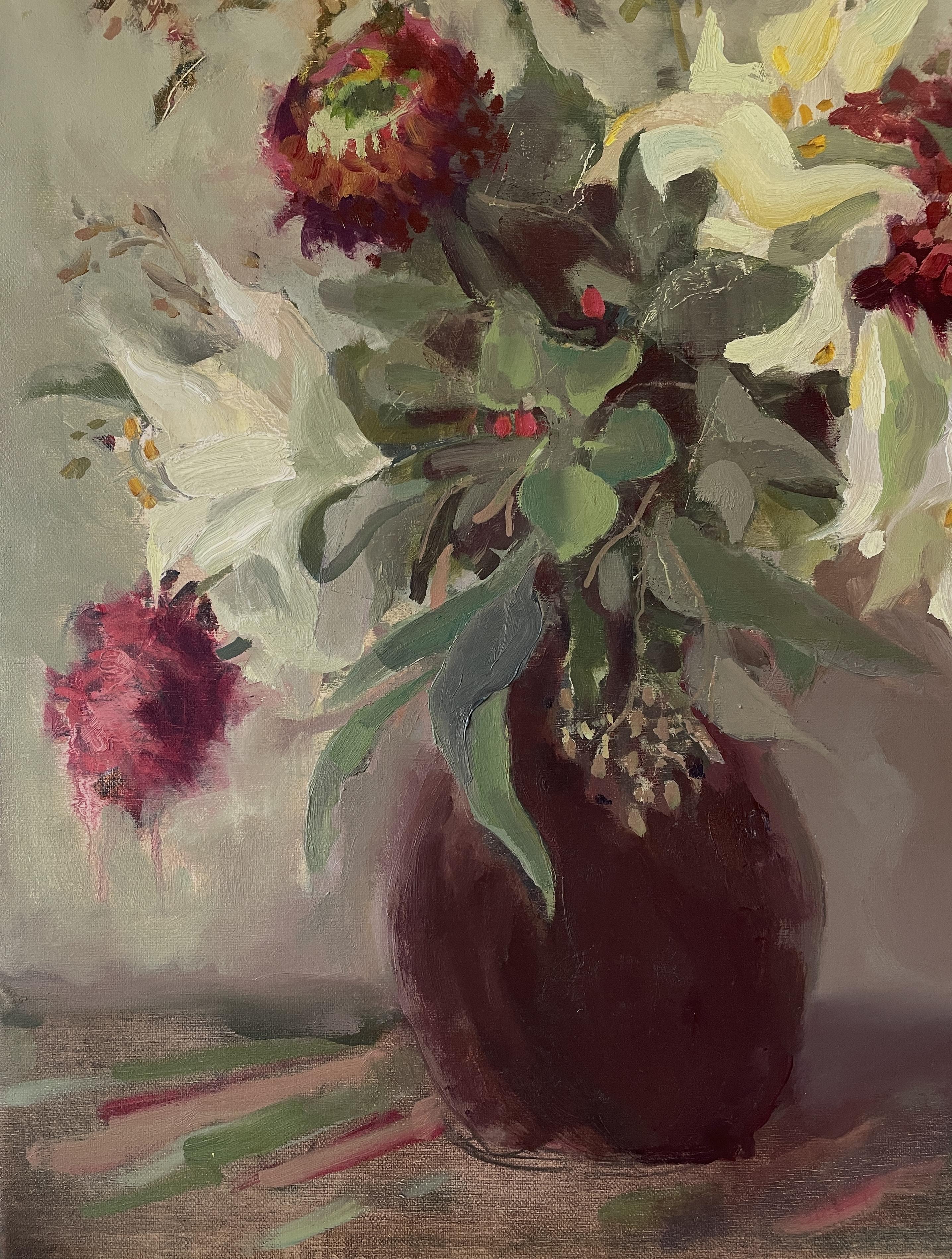 In Winter Bouquet fängt Irina Forrester die stille Eleganz eines jahreszeitlichen Stilllebens ein. Jeden Winter verbringt die Familie die Ferien gemeinsam in ihrem Landhaus in England. Die Schwägerin der Künstlerin betreibt ein erfolgreiches