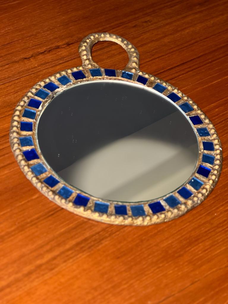 Wall mirror in talosel with blue glass inlays Irina Jaworska, Polish artist and student of Line Vautrin France 1970. 
Winner of the Bijorka show in 1980, she ceased her activity in the 90s.


Overall dimensions: 45cm H x 35 cm W x 1cm 
Glass