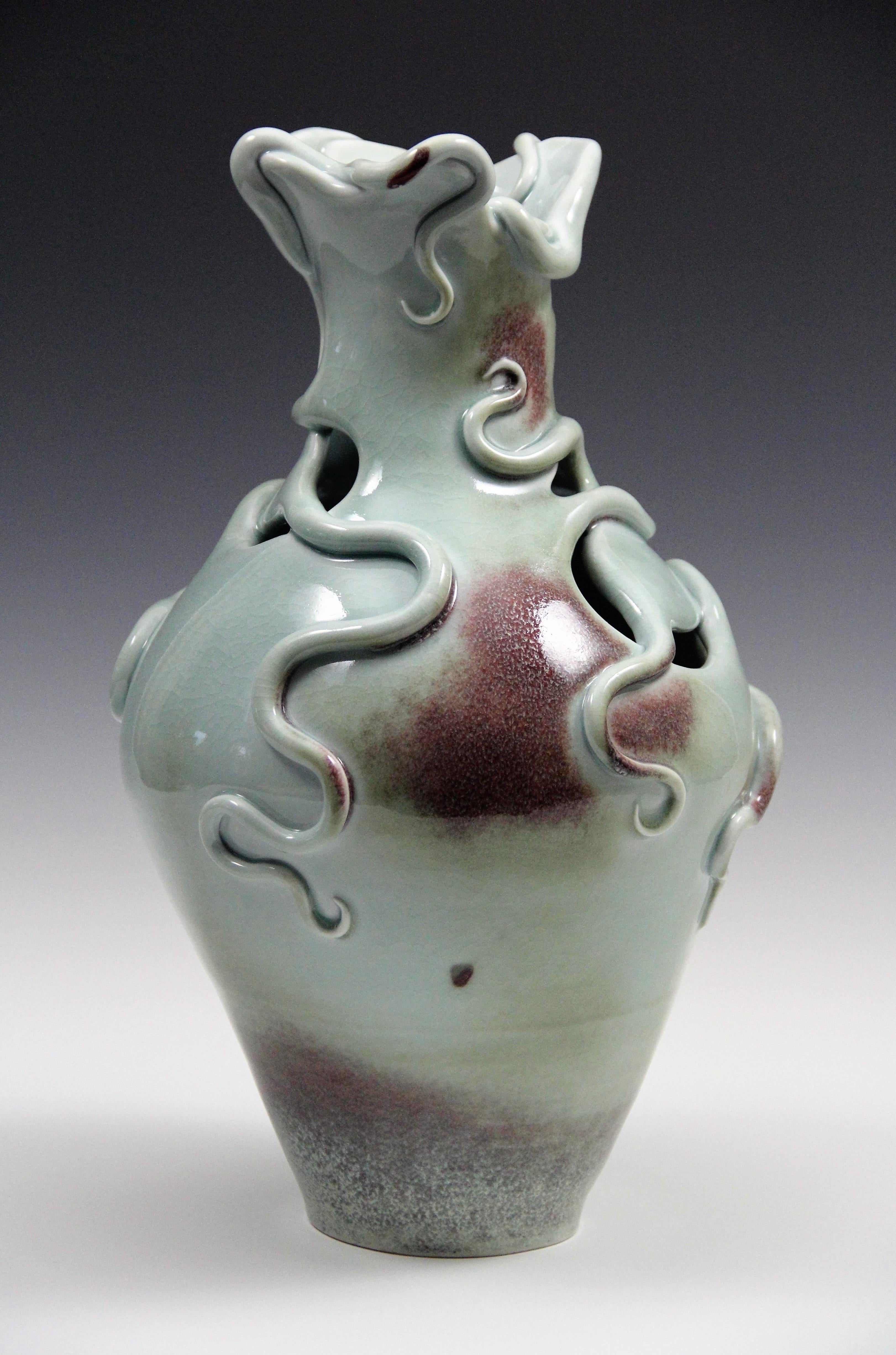 Medusa Jarrón #6- Jarrón de porcelana hecho a mano - Abstract Sculpture Gris de Irina Lakshin