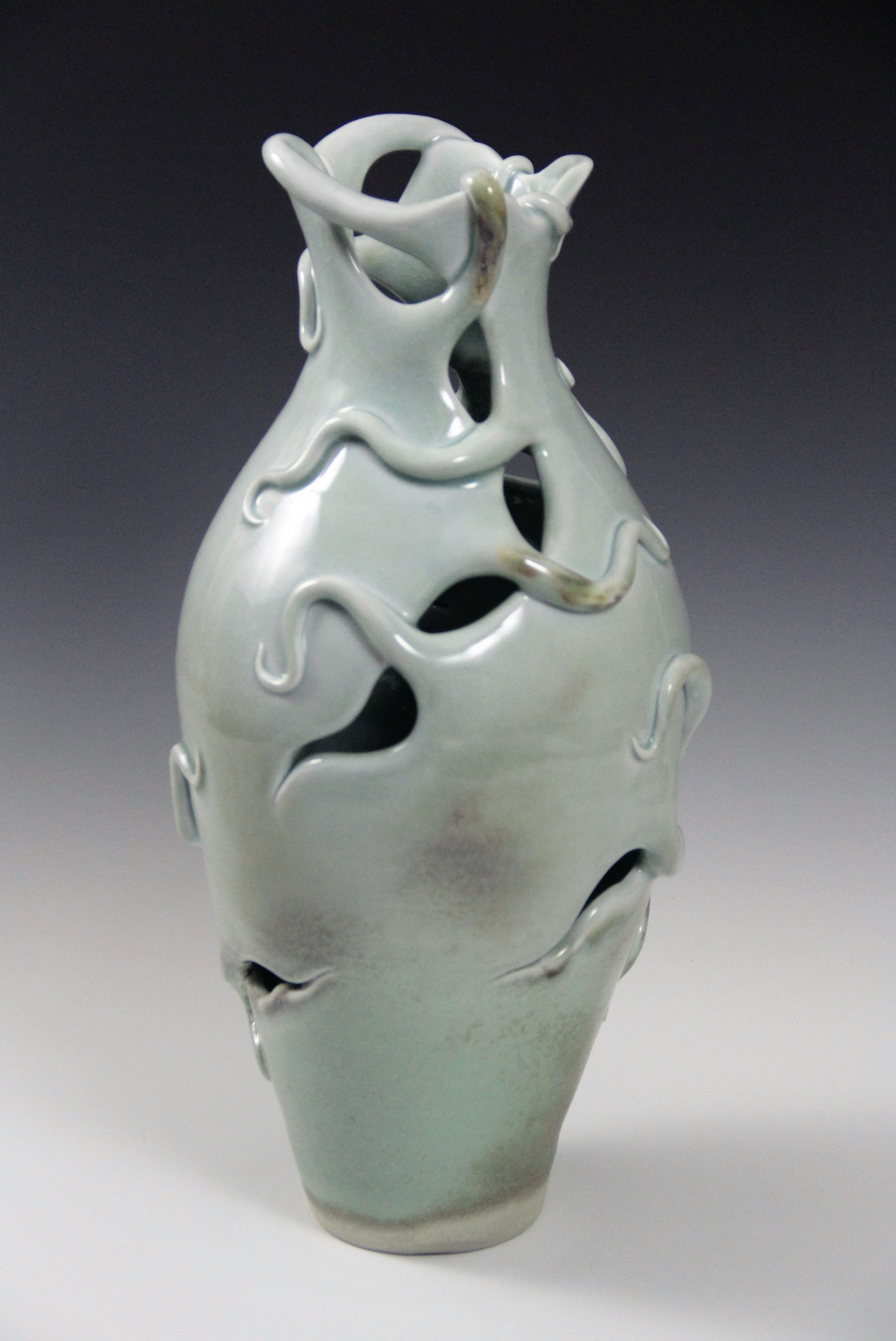 Medusa Jarrón #7- Jarrón de porcelana hecho a mano - Abstract Sculpture Gris de Irina Lakshin