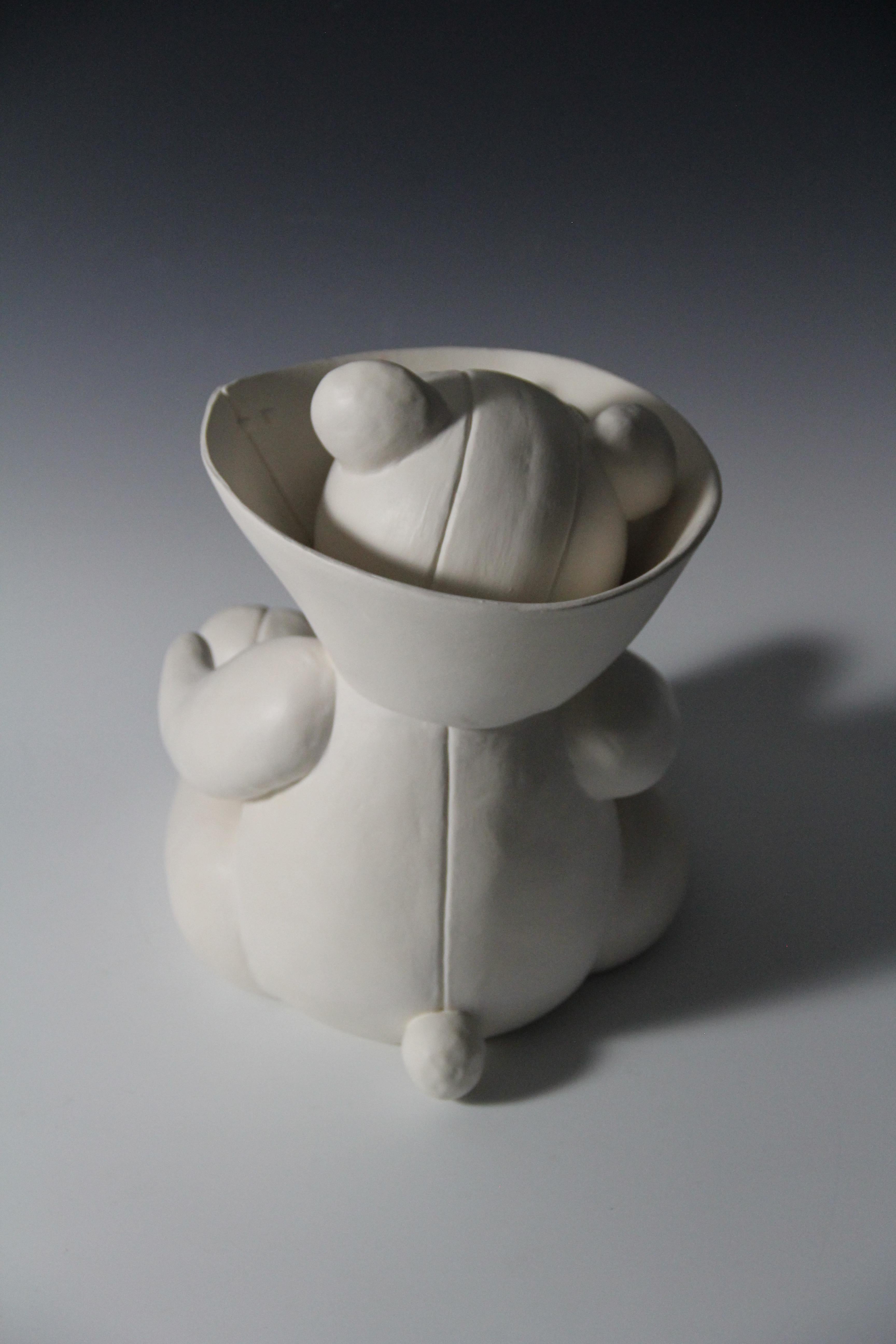 Orso sopravvissuto - ceramica, gres, terra-sigillata, cottura elettrica. Questa scultura in ceramica appartiene alla serie di Mishka di Irina. 

La pratica recente di Irina è incentrata sulla serie Mishka e su sculture figurative simili a puzzle.