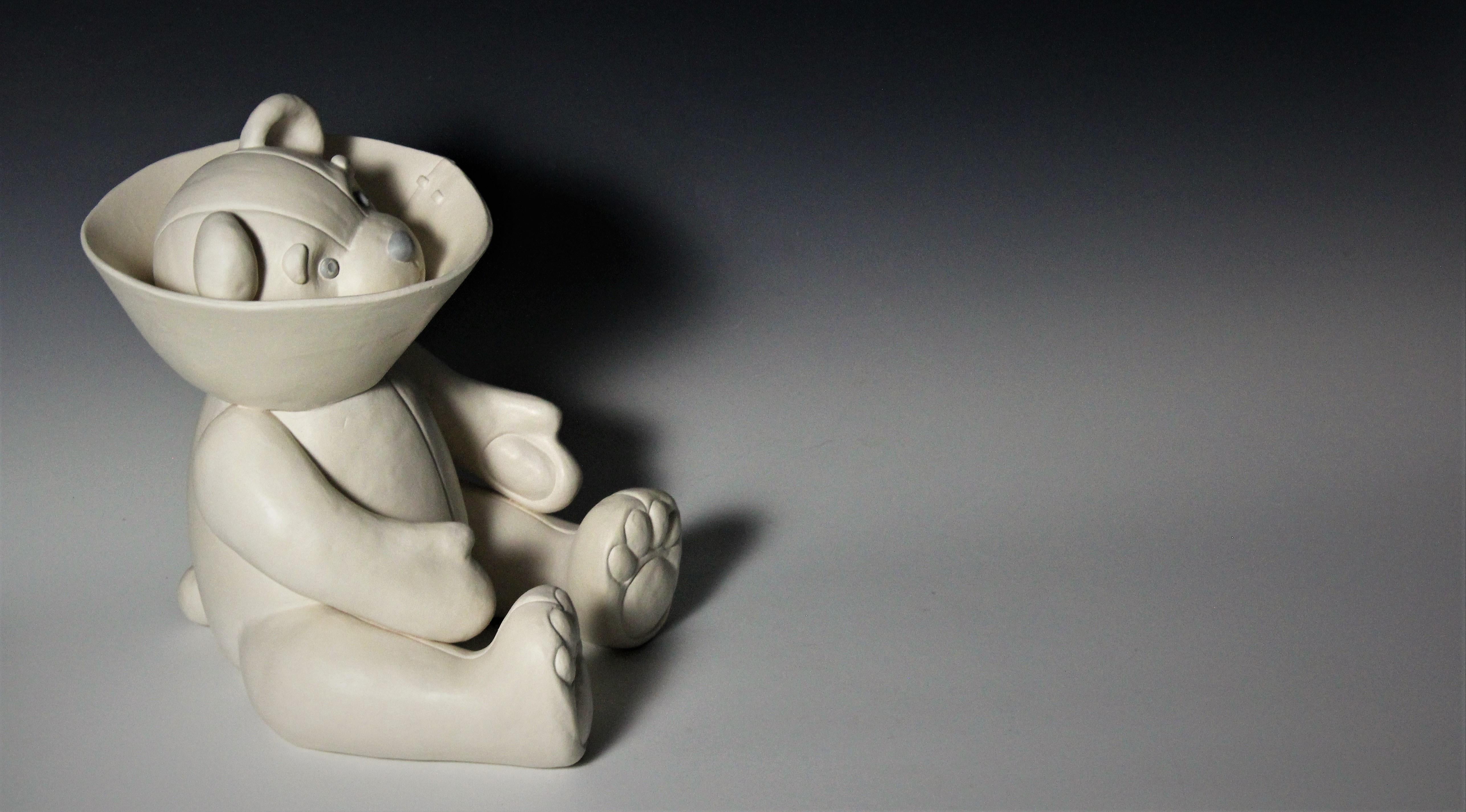 Orso sopravvissuto - scultura di orso in ceramica in vendita 1