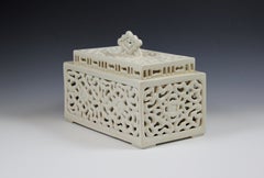 Geschnitztes Kästchen - weißes Keramik-Schmuckkästchen