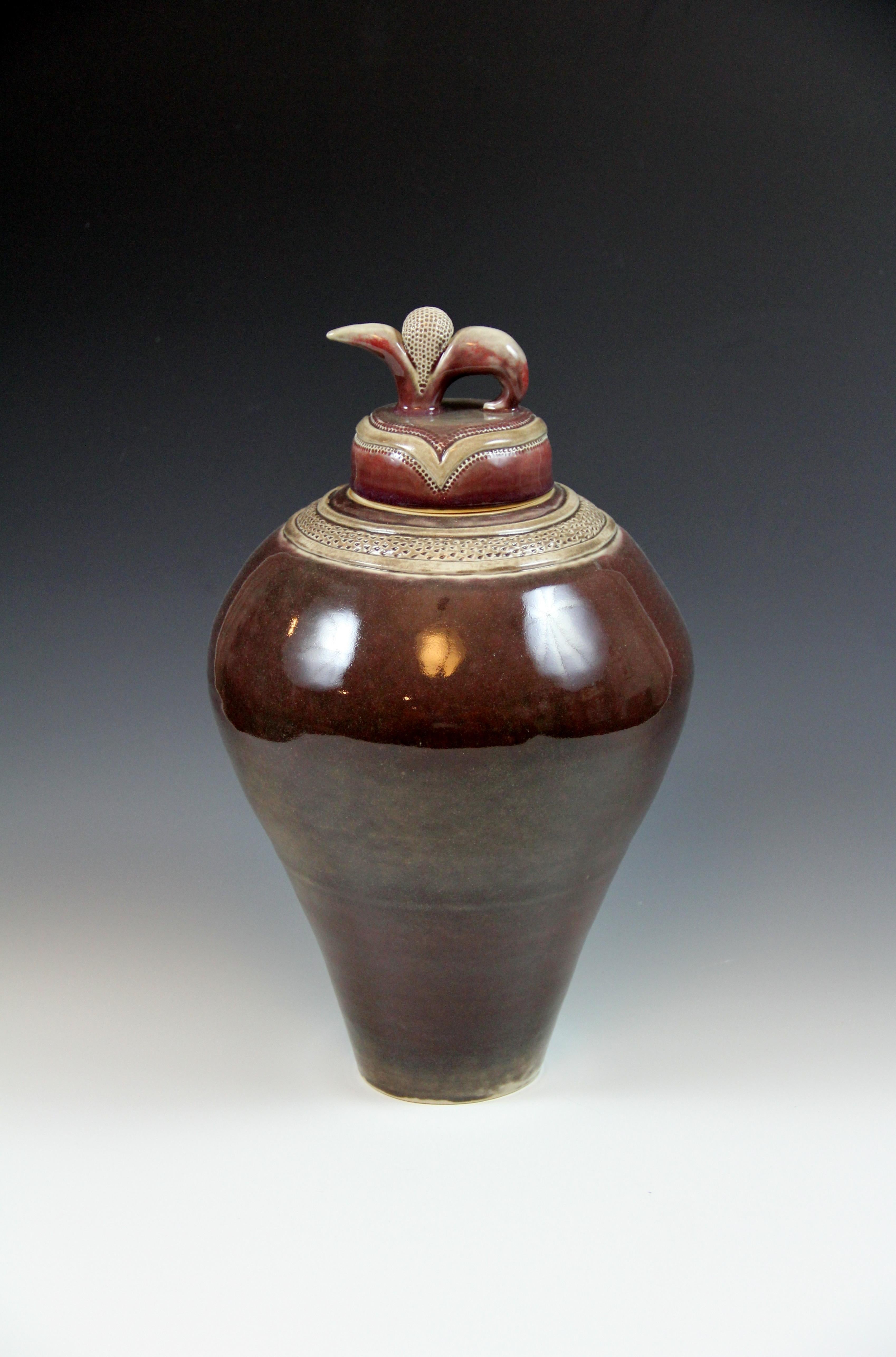 Keltische Katzenvase-Porzellanvase, rot-braun, beige Farbe – Sculpture von Irina Lakshin