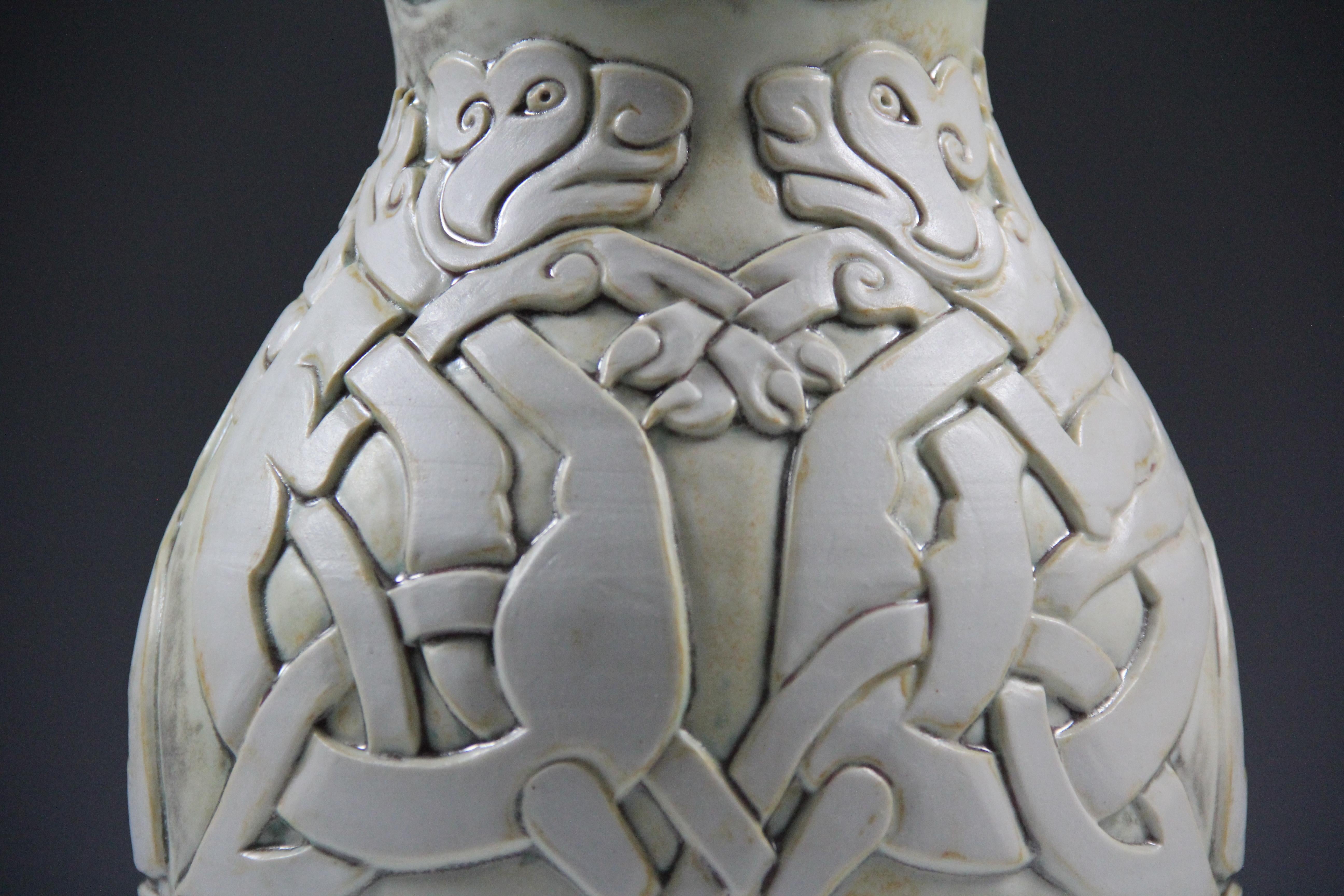 Jarrón perros celtas - jarrón de porcelana cerámica hecho a mano - Sculpture Contemporáneo de Irina Lakshin