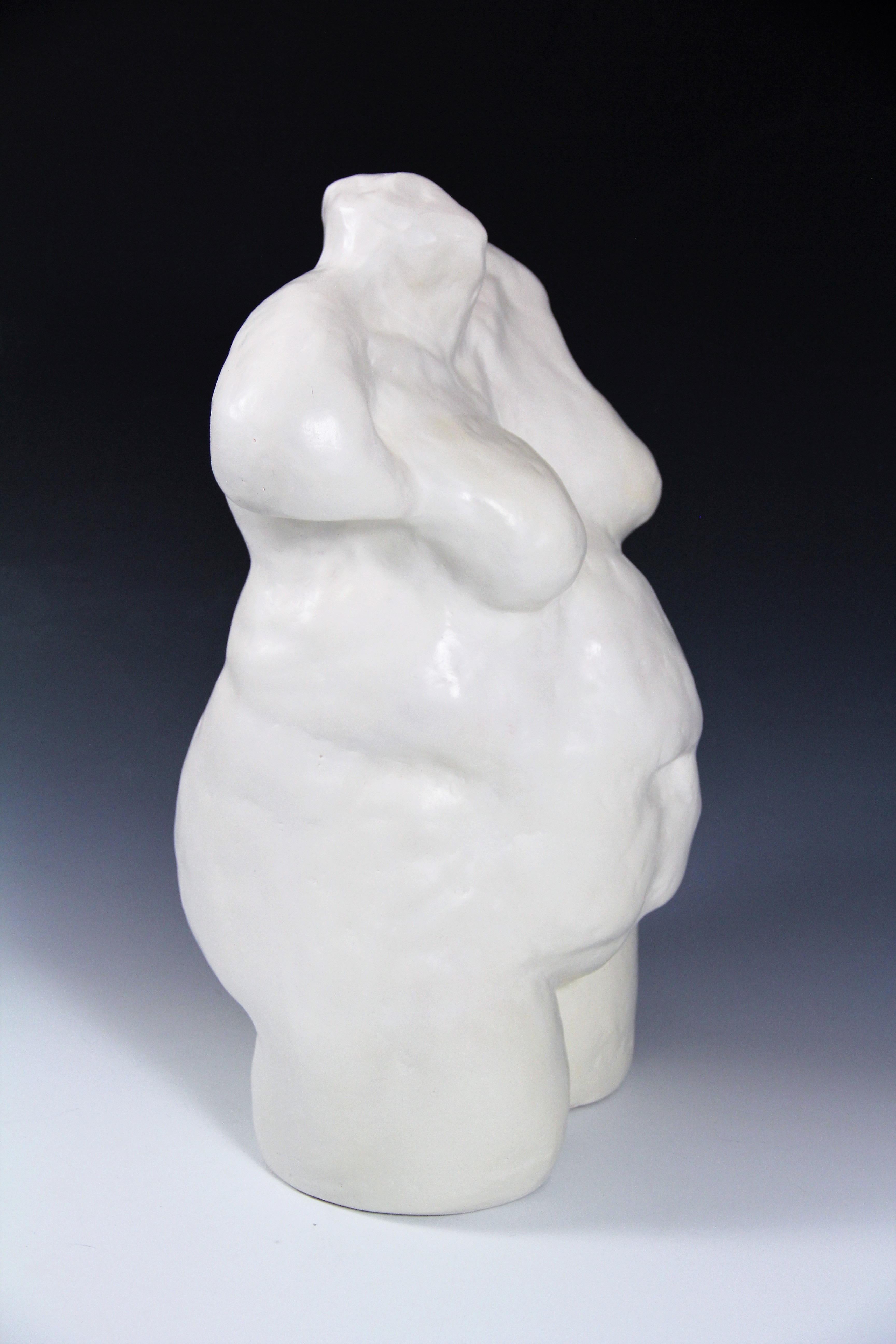 Torse blanc féminin - sculpture en céramique d'un corps de femme - Sculpture de Irina Lakshin