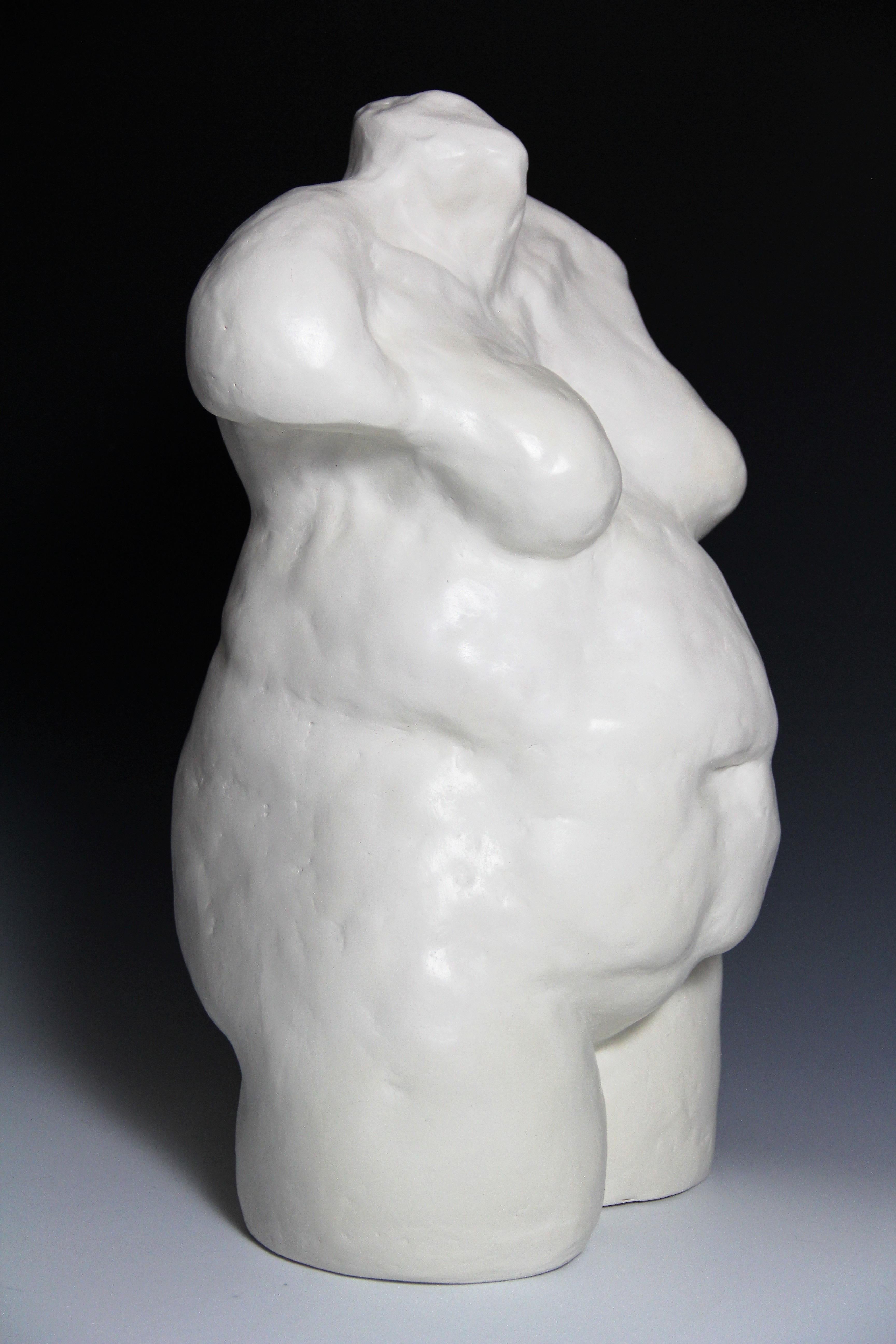 Torse blanc féminin - sculpture en céramique d'un corps de femme - Contemporain Sculpture par Irina Lakshin