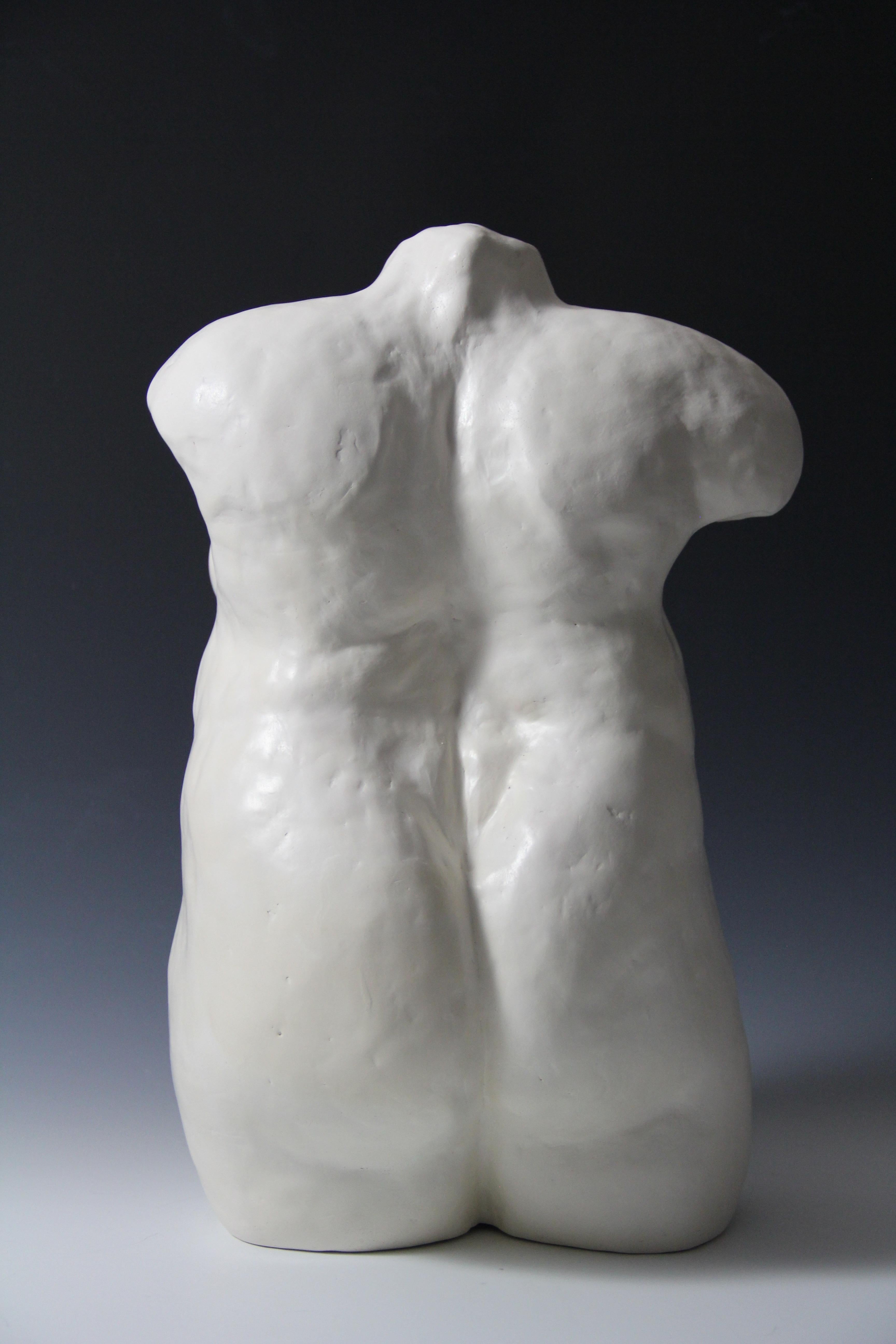 Torse blanc féminin - sculpture en céramique d'un corps de femme - Noir Nude Sculpture par Irina Lakshin