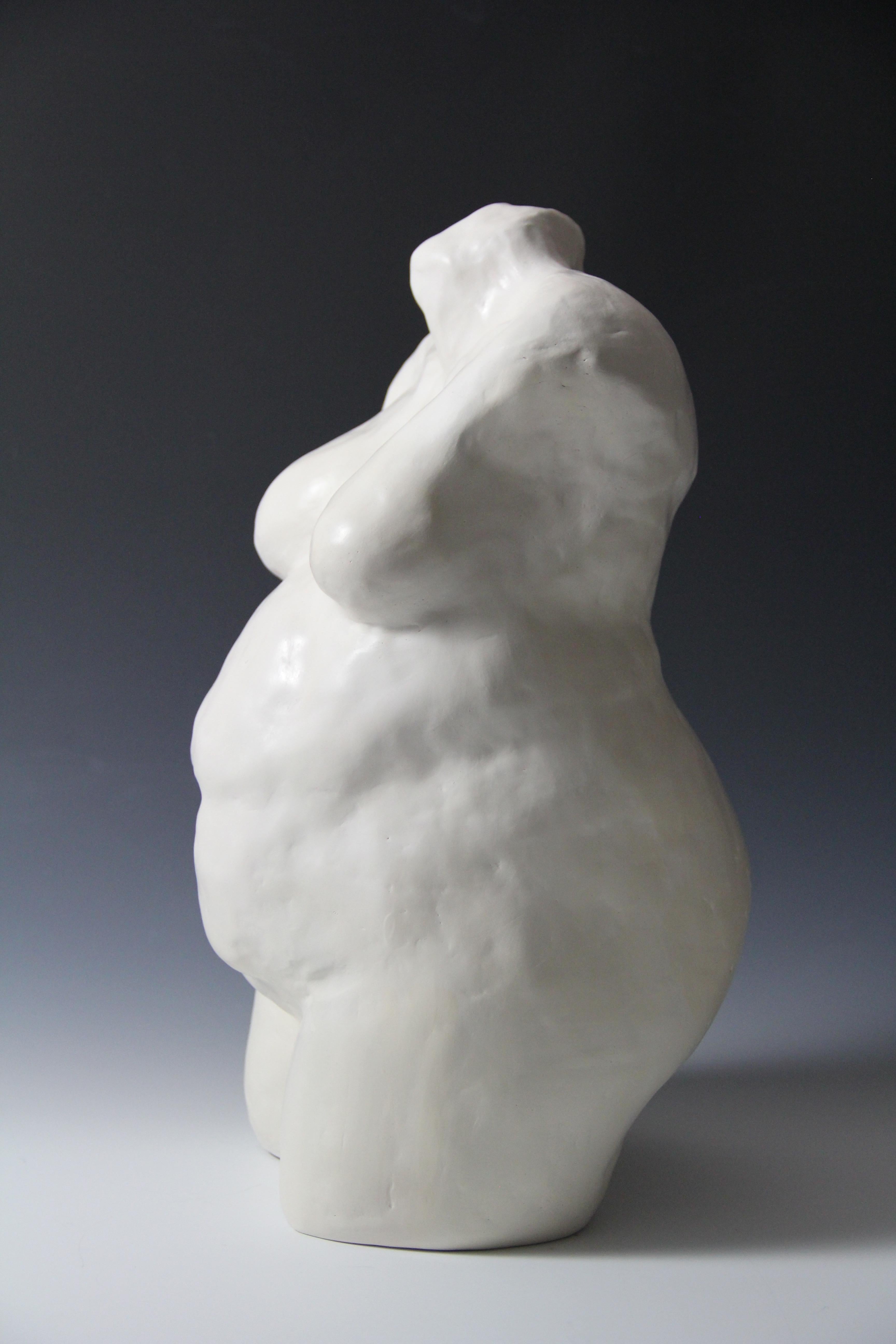 Cette sculpture de torse blanc féminin est réalisée en grès, à la main et cuite au four. 
Irina Deshchenko-Lakshin est née et a grandi à Petropavlovsk-Kamchatsky, la capitale de la péninsule du Kamtchatka, dans l'ancienne URSS. Elle s'est ensuite