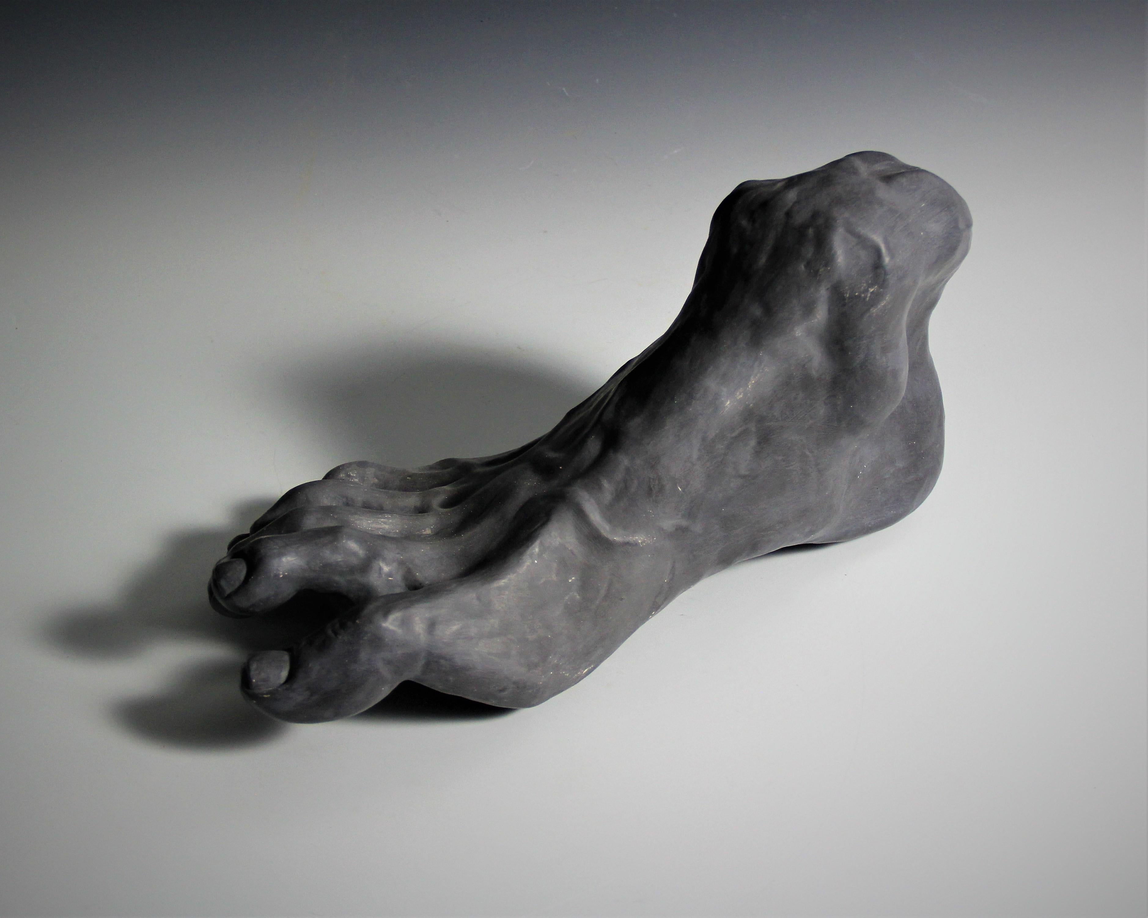 Riesenfuß #2 - Serie von Körperteilen, Steingut, Farbe grau, schwarz – Sculpture von Irina Lakshin