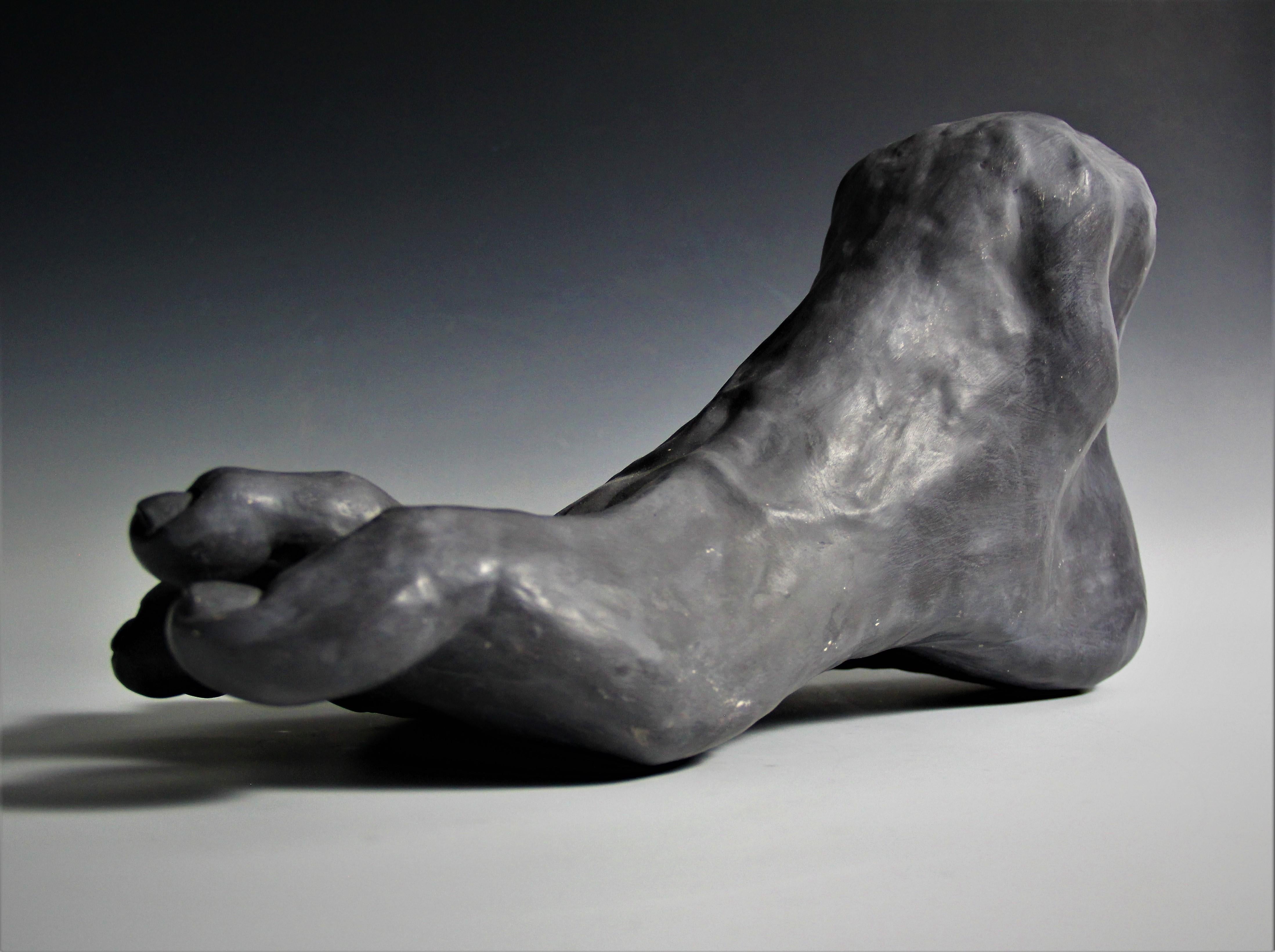 Riesenfuß #2 - Serie von Körperteilen, Steingut, Farbe grau, schwarz (Moderne), Sculpture, von Irina Lakshin