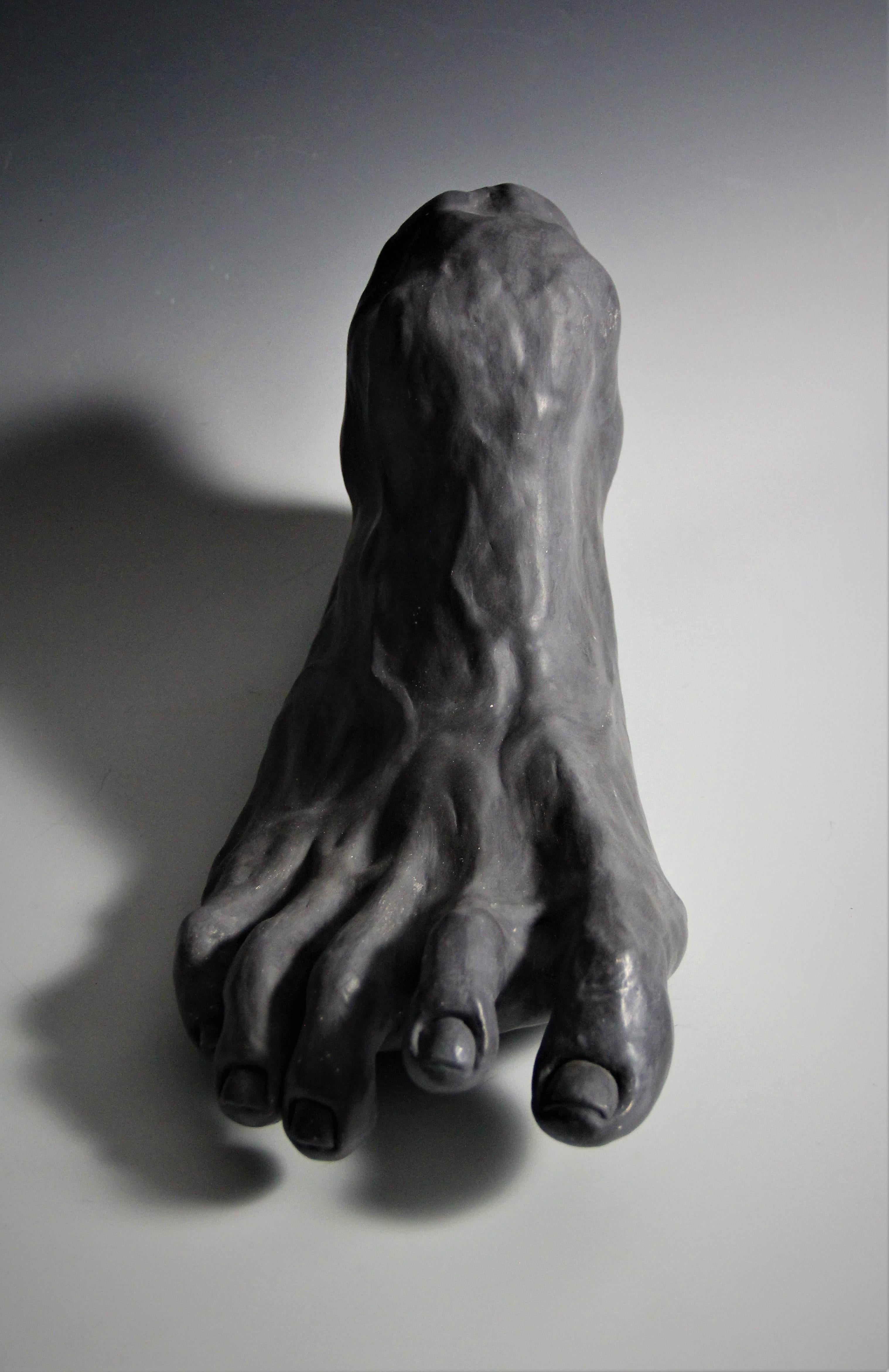 Riesenfuß #2 - Serie von Körperteilen, Steingut, Farbe grau, schwarz (Schwarz), Nude Sculpture, von Irina Lakshin