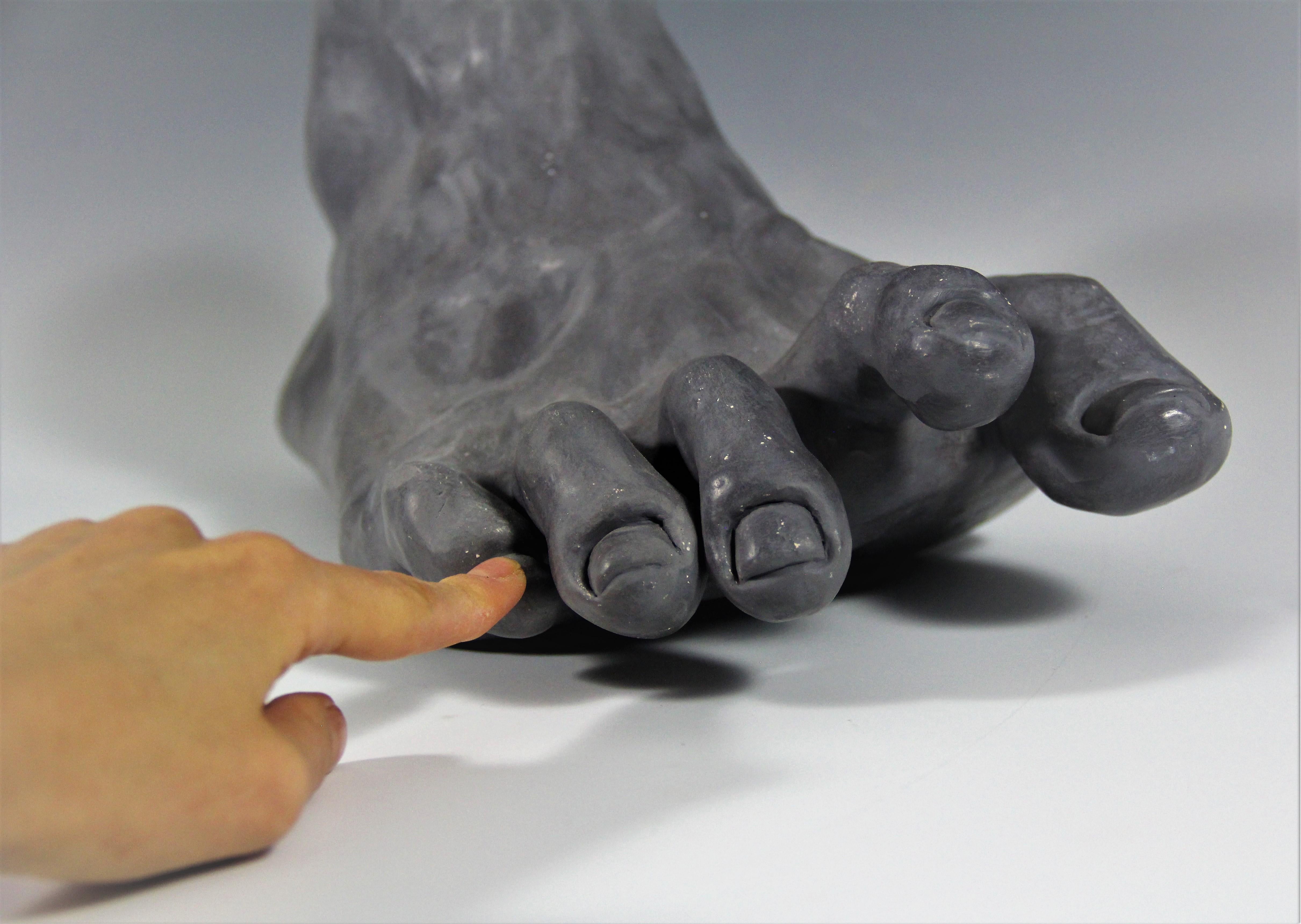 Riesenfuß #2. Diese Skulptur ist aus meiner Serie von Körperteilen. Es handelt sich um einen riesigen Fuß mit einer Länge von etwa 46 cm (17 Zoll), der aus Steinzeugton hergestellt und im Elektroofen gebrannt wurde. Stile: Expressionismus,