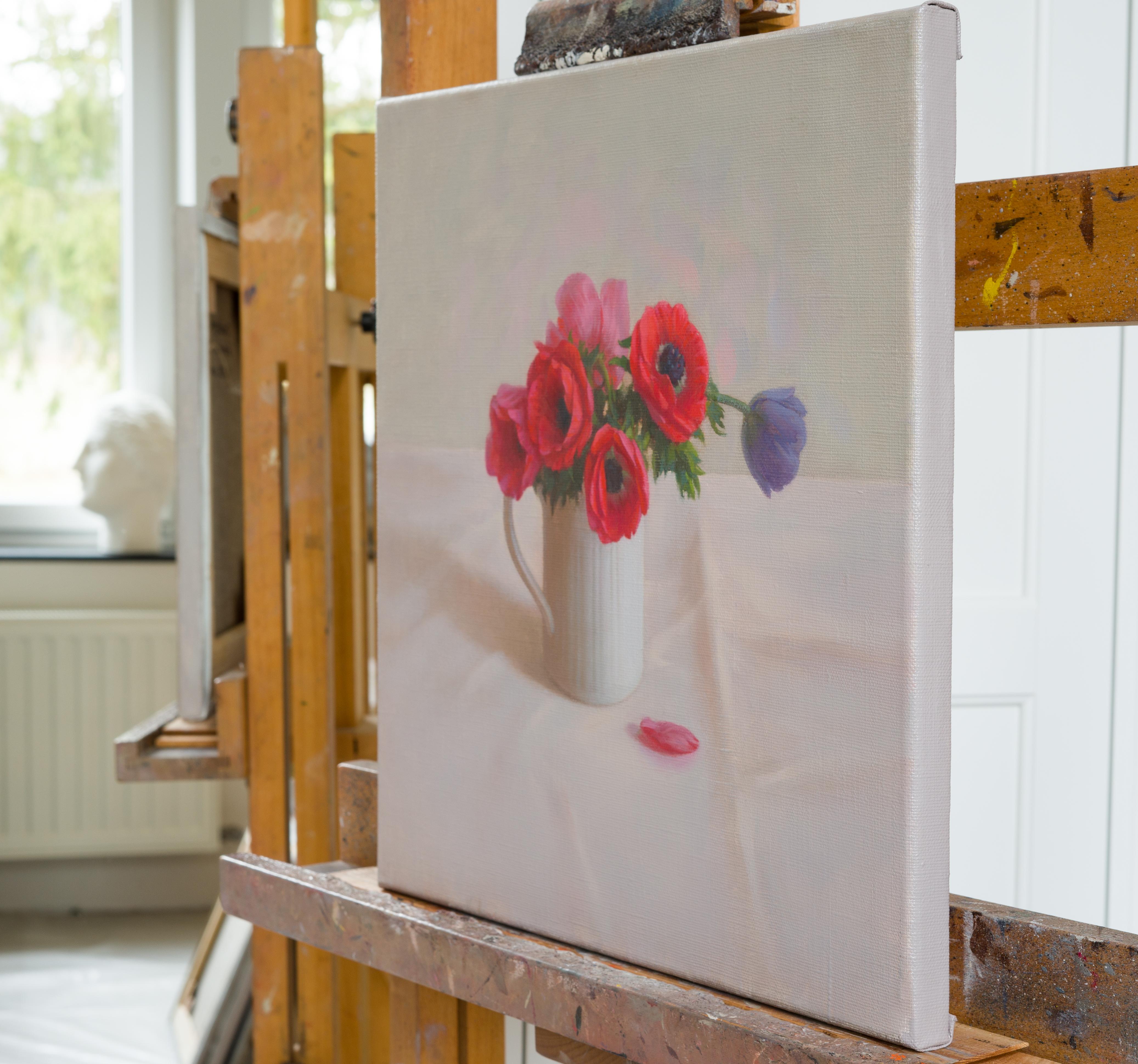 Anemonen (Grau), Still-Life Painting, von Irina Trushkova