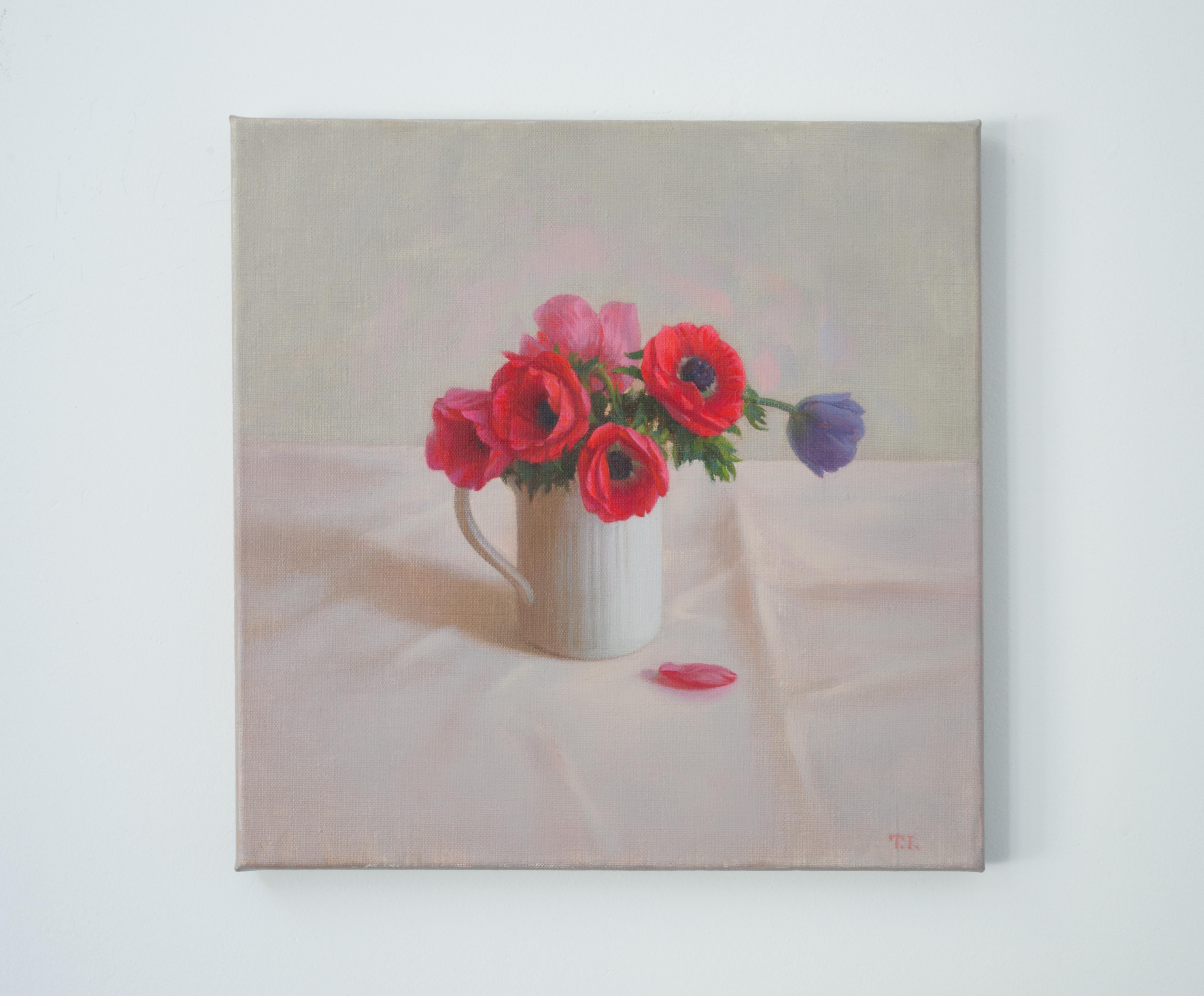 Anemonen sind eine meiner Lieblingsblumen. Eine Vase mit den leuchtend roten Blumen steht in einem glatten, neutralen Raum. Meine Absicht war es, die Zartheit und Kostbarkeit der Blumen zu erhalten, eine Eigenschaft, die ich bewahren wollte. Das