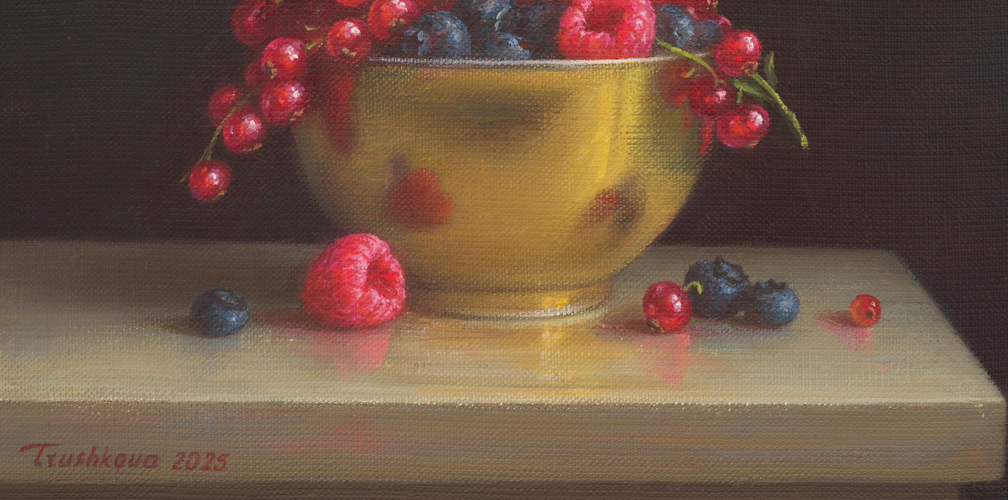 Bacche in una ciotola dorata - Painting di Irina Trushkova