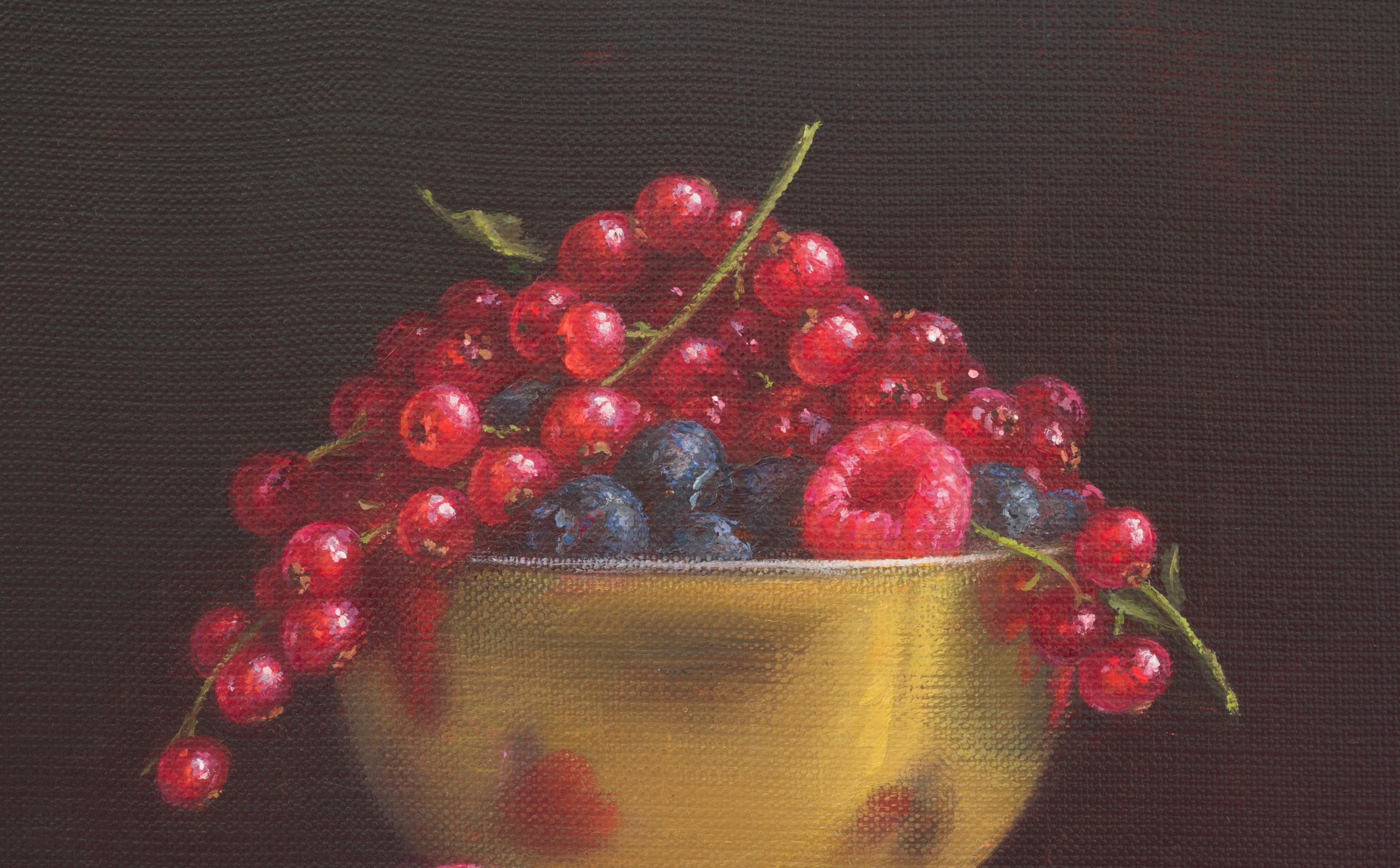 Bacche in una ciotola dorata - Painting Realismo di Irina Trushkova