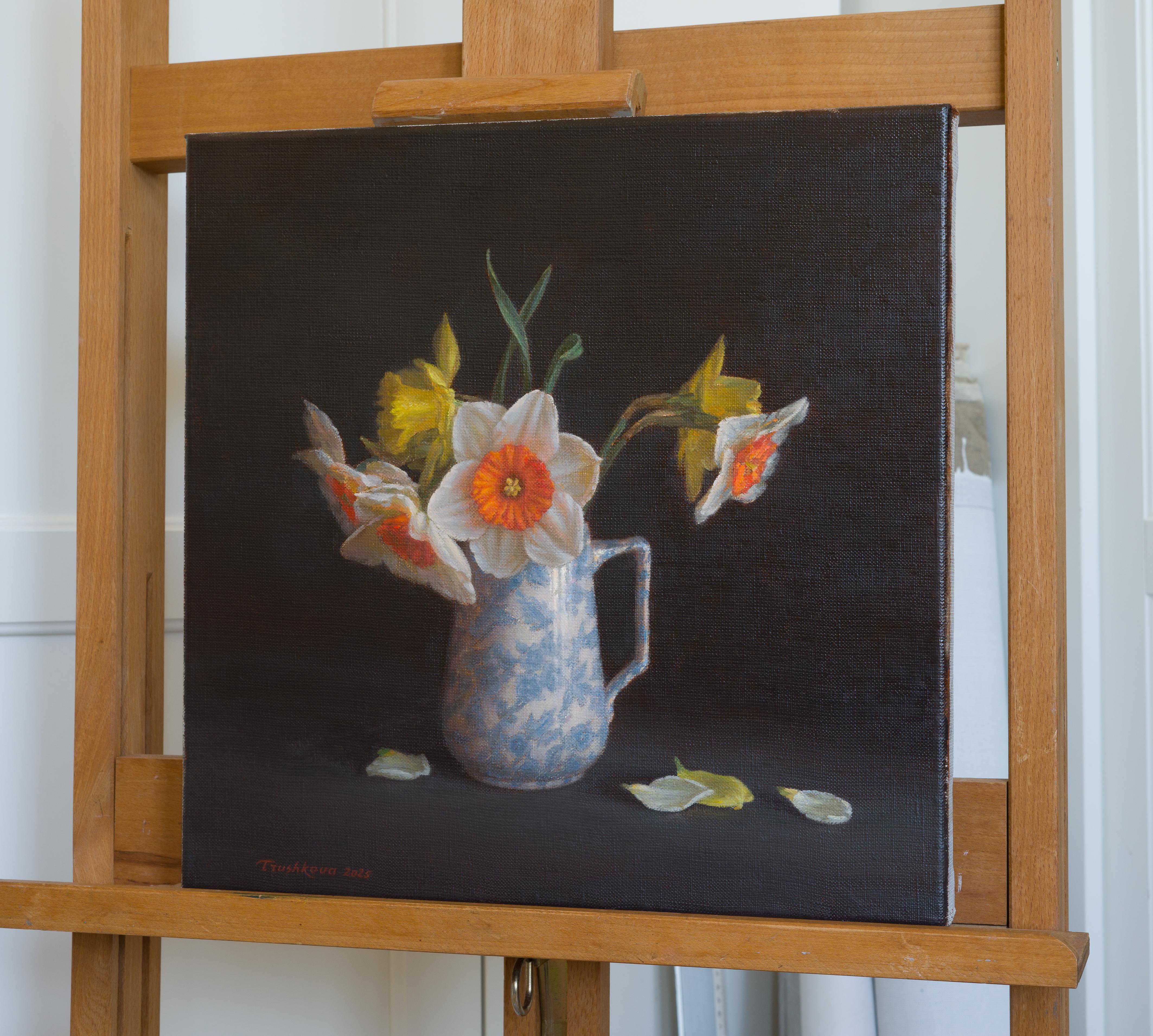 Daffodils in einer Milchkrüge (Schwarz), Still-Life Painting, von Irina Trushkova